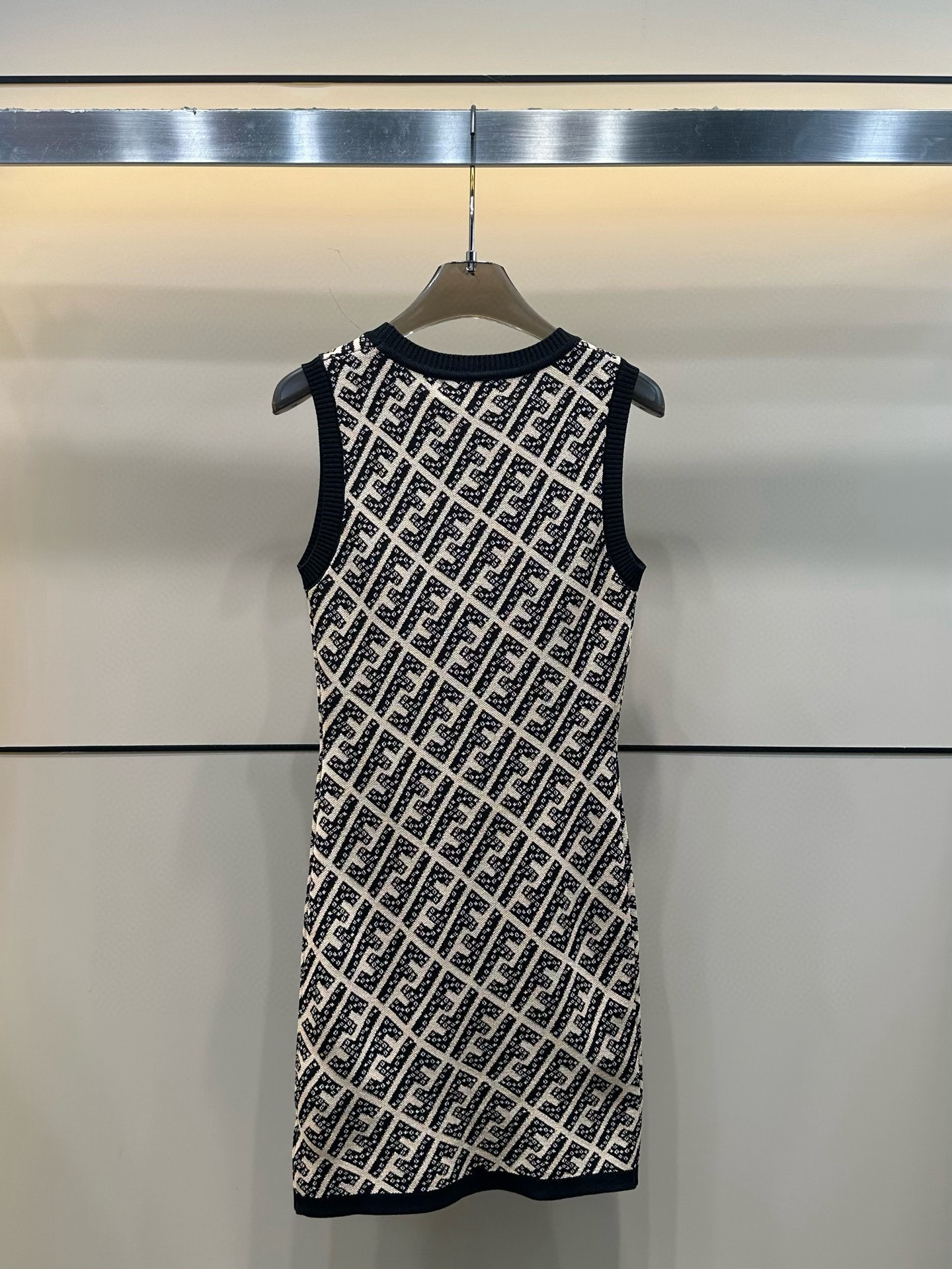 Fendi Vestido Mini Jacquard con Logo FF en Blanco y Negro 5 i1753356110548 5865 0 3