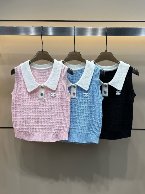 גידרת עבודה סריגת Chanel עם דגם כפתור ולוגו כפול 1 גידרת עבודה סריגת Chanel עם דגם כפתור ולוגו כפול