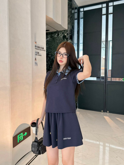 Miu Miu Conjunto de Falda y Top Bordado a Cuadros en Azul y Blanco 1 Miu Miu Conjunto de Falda y Top Bordado a Cuadros en Azul y Blanco