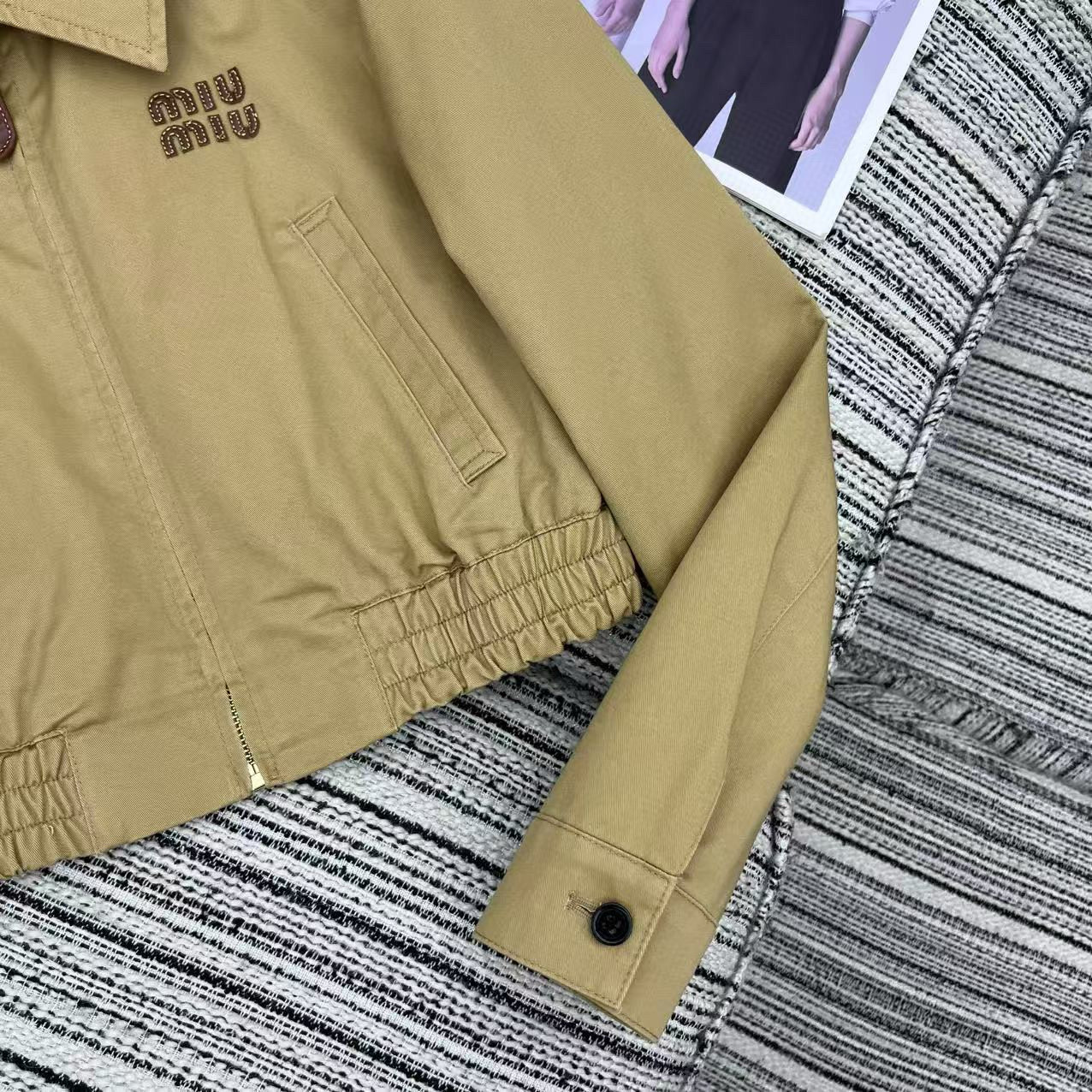 Miu Miu Conjunto de Falda y Chaqueta Corta con Bordado y Cierre 8 i1753526326204 5081 0 6