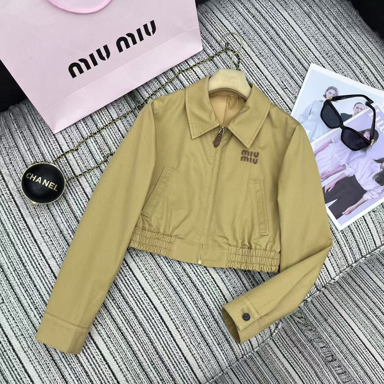 Miu Miu Conjunto de Falda y Chaqueta Corta con Bordado y Cierre 3 i1753526327508 4840 0 1