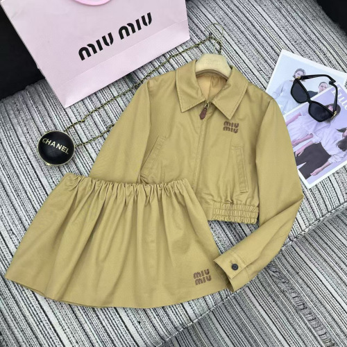Miu Miu Conjunto de Falda y Chaqueta Corta con Bordado y Cierre 11 Miu Miu Conjunto de Falda y Chaqueta Corta con Bordado y Cierre