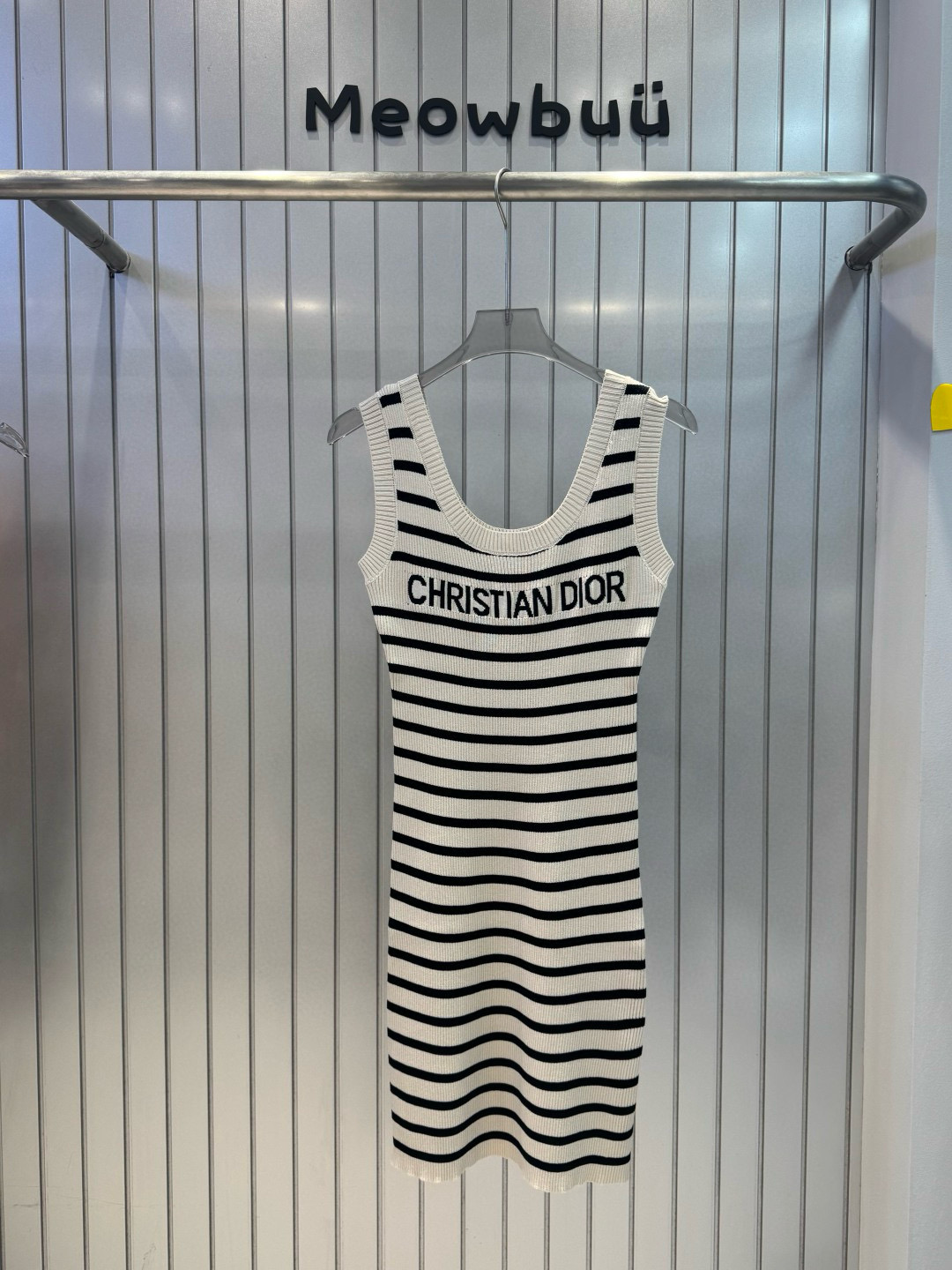 Elegante Vestido Dior de Punto con Rayas y Logotipo Bordado 4 i1753526995573 5000 0 2