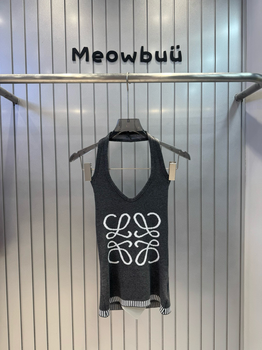 Elegante Top de Punto con Logo Loewe, Diseño Jacquard y Espalda Descubierta 4 i1753534917834 4800 0 2