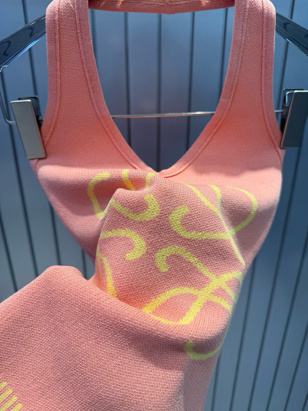 Elegante Top de Punto con Logo Loewe, Diseño Jacquard y Espalda Descubierta 9 i1753534917835 5225 0 7
