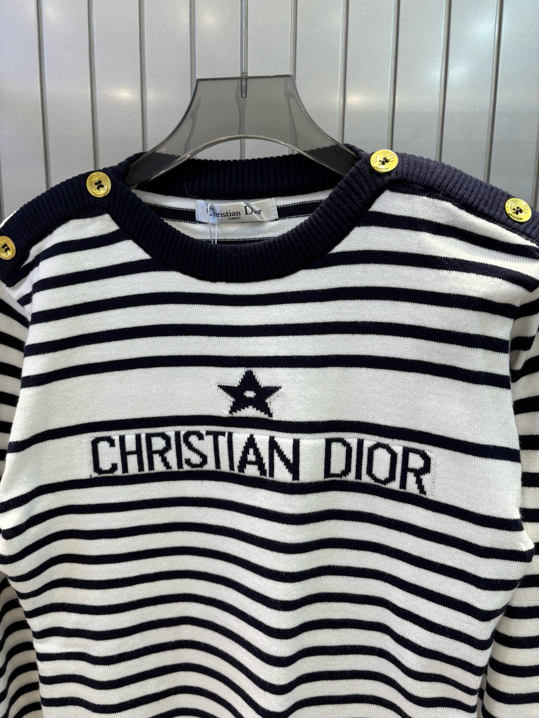 Suéter Dior Rayas Marineras con Estrellas y Botones Dorados en Hombros 4 i1753535051152 666 0 2