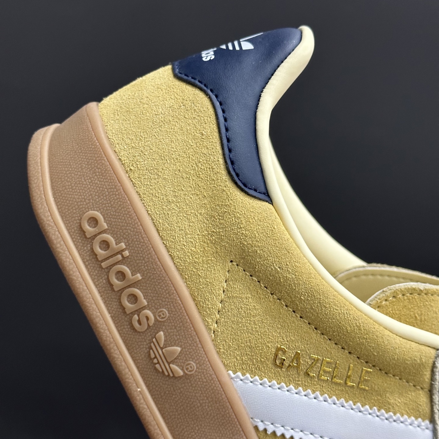 顶级纯原 市售最高版本 本地💰160
adidas originals Gazelle Indoor 黄色
此款鞋延续了橡胶外底和经典款式的传统。优质绒面革鞋面和标志性的3条纹采用明亮的对比色，为久经考验的外观带来俏皮、富有表现力的饰面。
货号：JI3523
Size：35.5 36 36.5 37 38 38.5 39 40 40.5 41 42 42.5 43 44 44.5 45