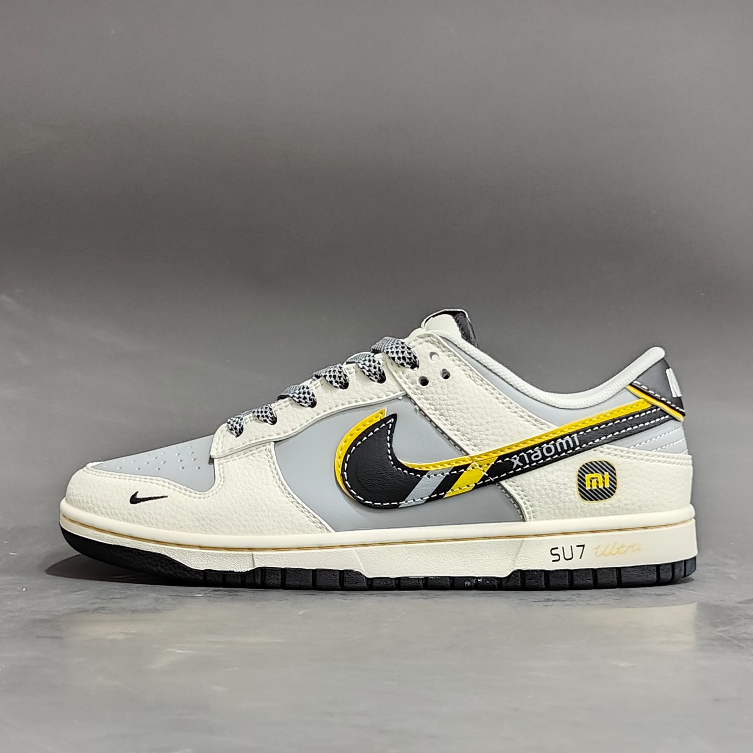 
Xiaomi x Nike Dunk Low 小米 SU7Ultru
此款主张打破传统的工业化流水线设