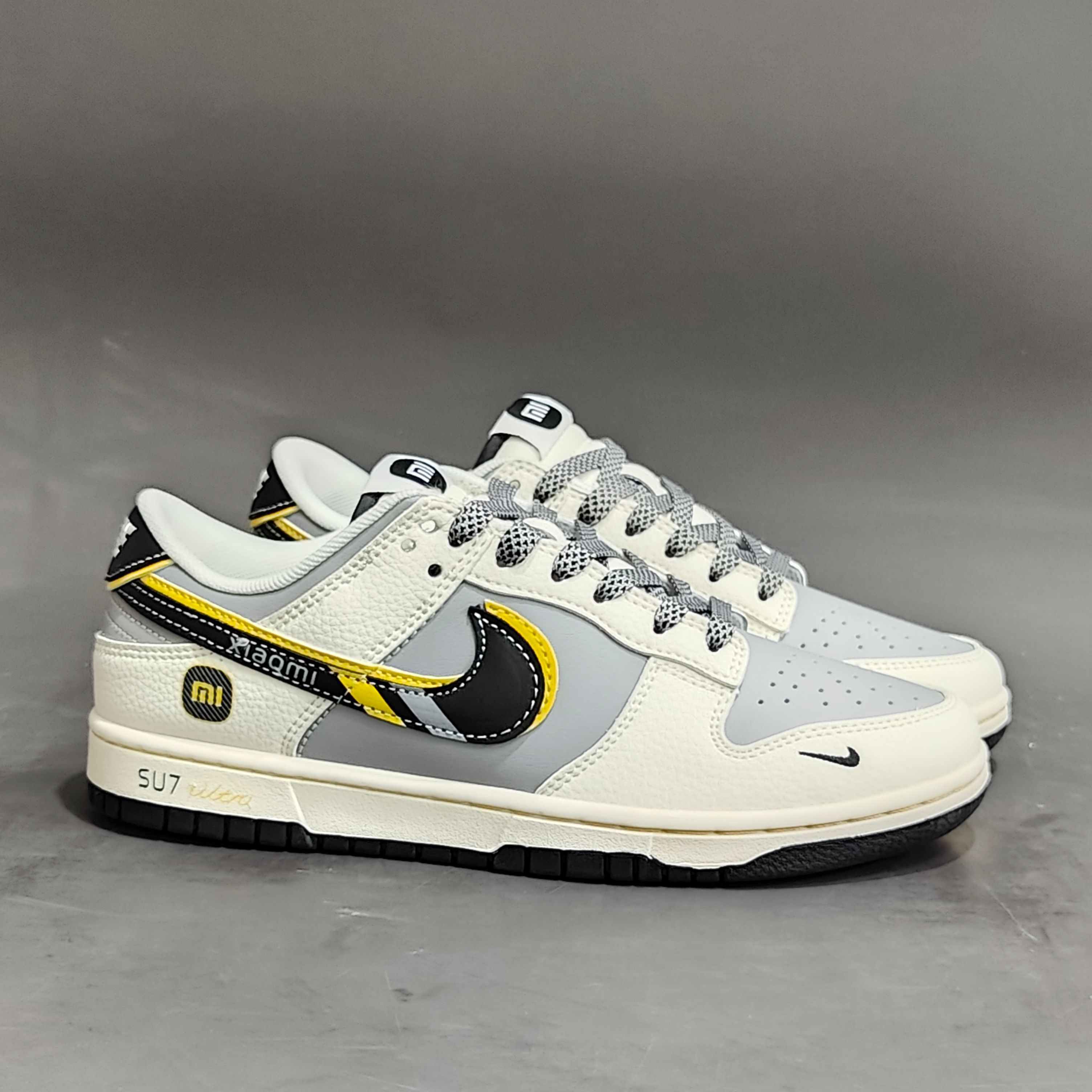 
Xiaomi x Nike Dunk Low 小米 SU7Ultru
此款主张打破传统的工业化流水线设