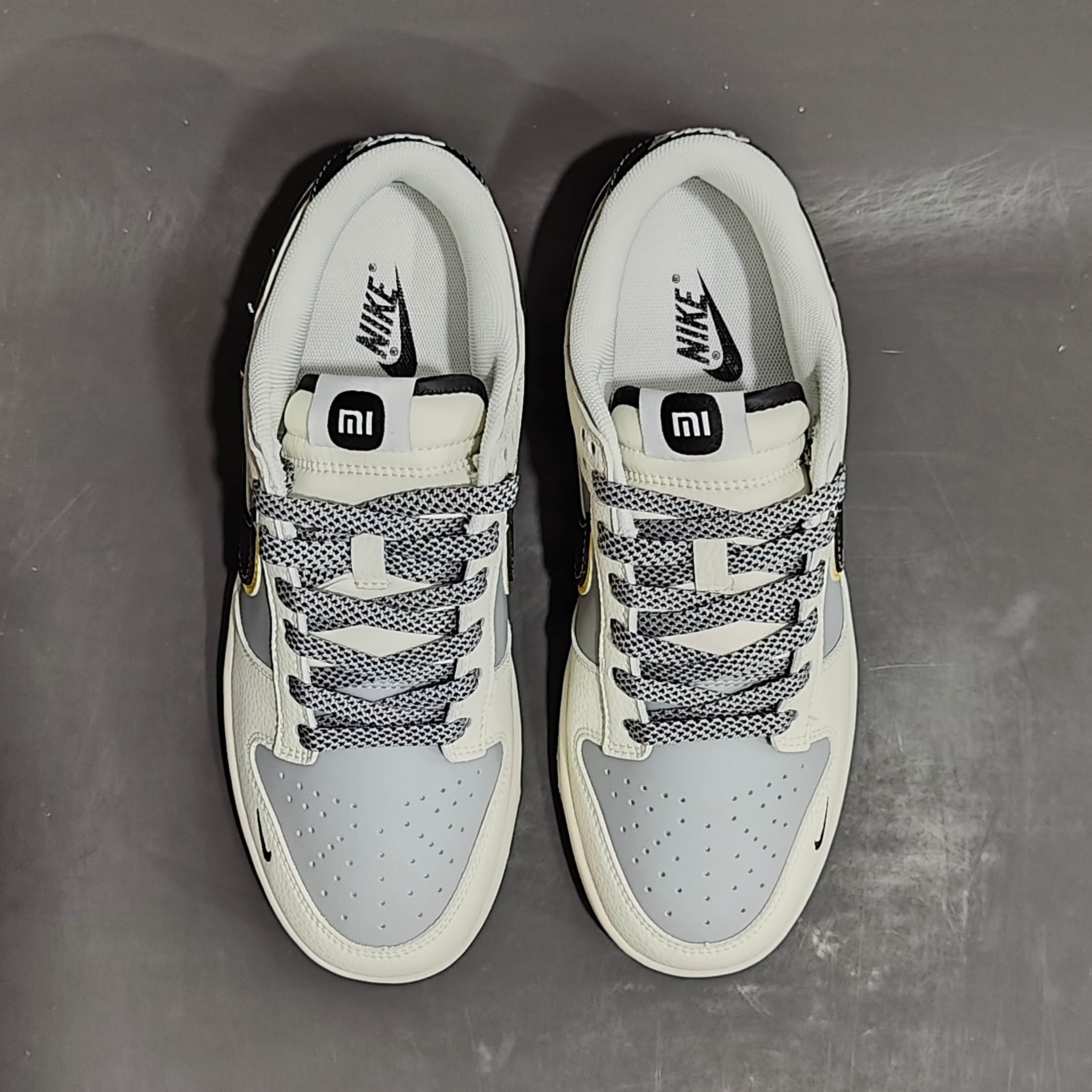 
Xiaomi x Nike Dunk Low 小米 SU7Ultru
此款主张打破传统的工业化流水线设