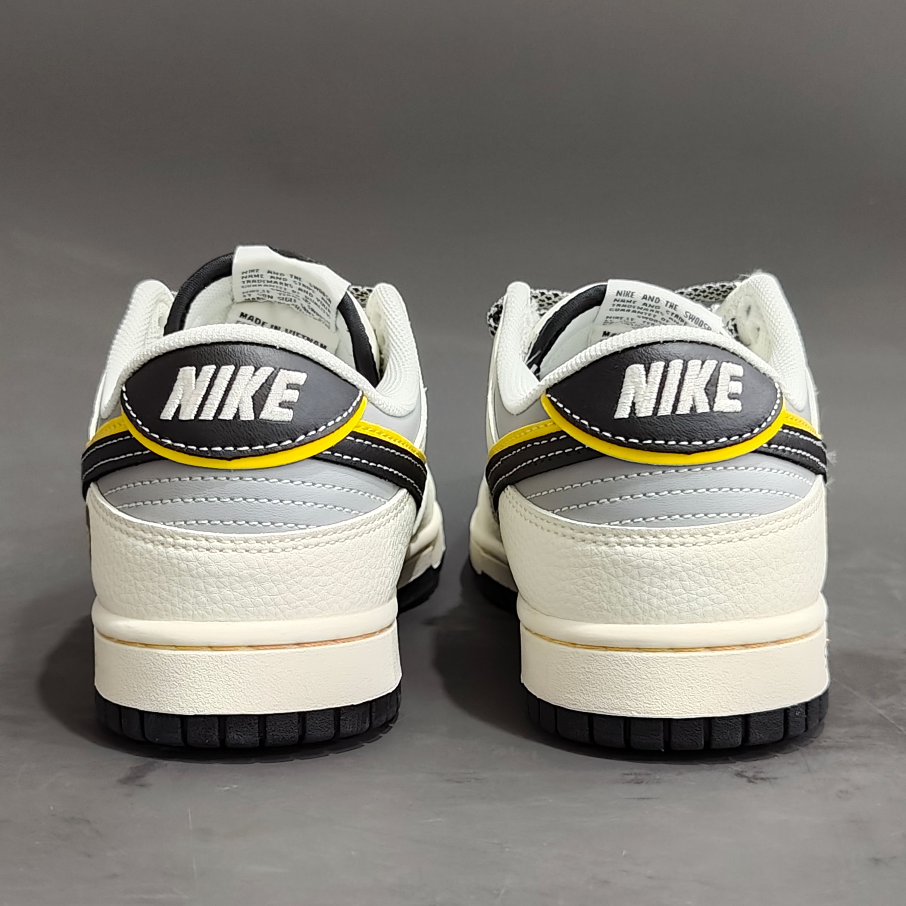 
Xiaomi x Nike Dunk Low 小米 SU7Ultru
此款主张打破传统的工业化流水线设