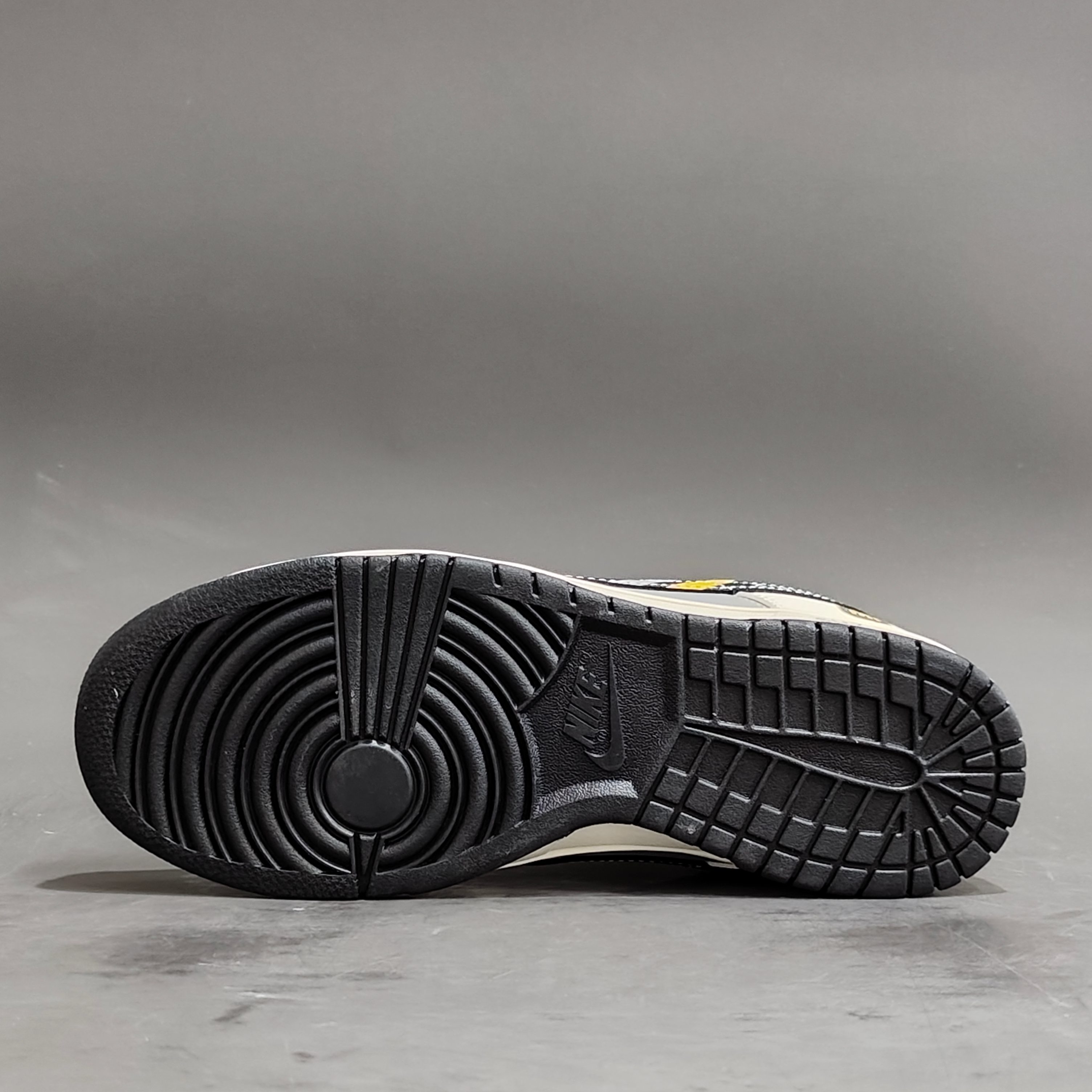 
Xiaomi x Nike Dunk Low 小米 SU7Ultru
此款主张打破传统的工业化流水线设