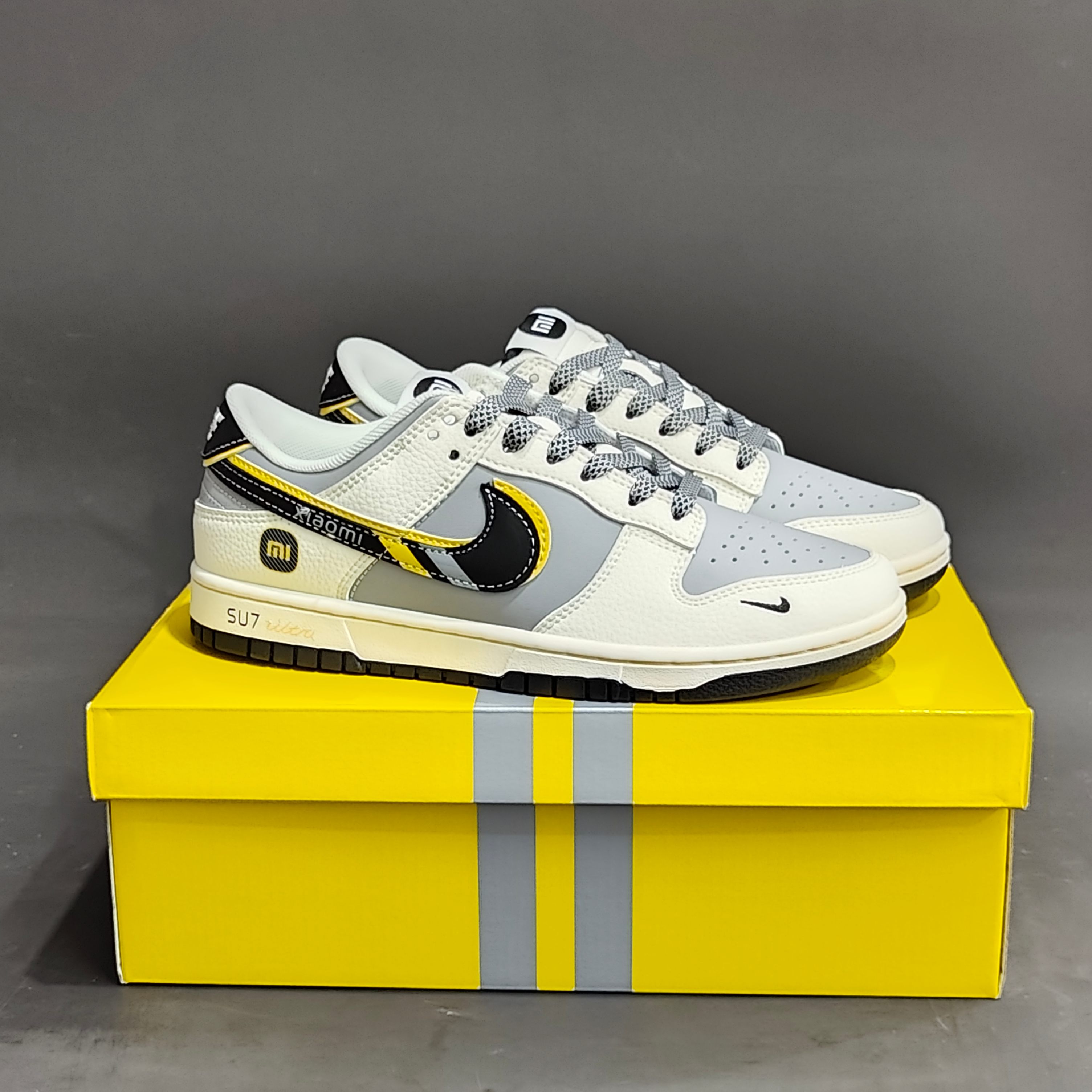 
Xiaomi x Nike Dunk Low 小米 SU7Ultru
此款主张打破传统的工业化流水线设