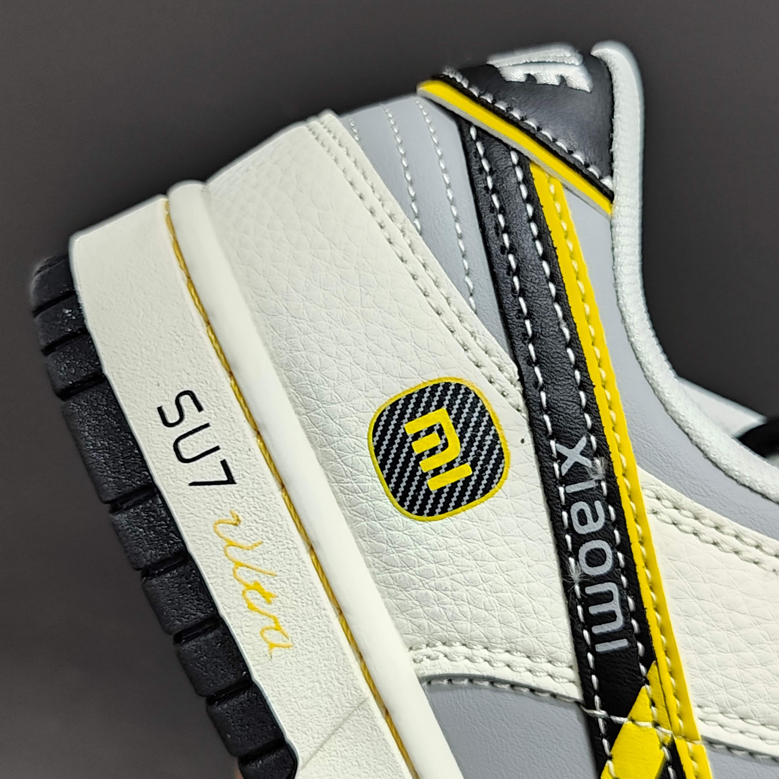 
Xiaomi x Nike Dunk Low 小米 SU7Ultru
此款主张打破传统的工业化流水线设
