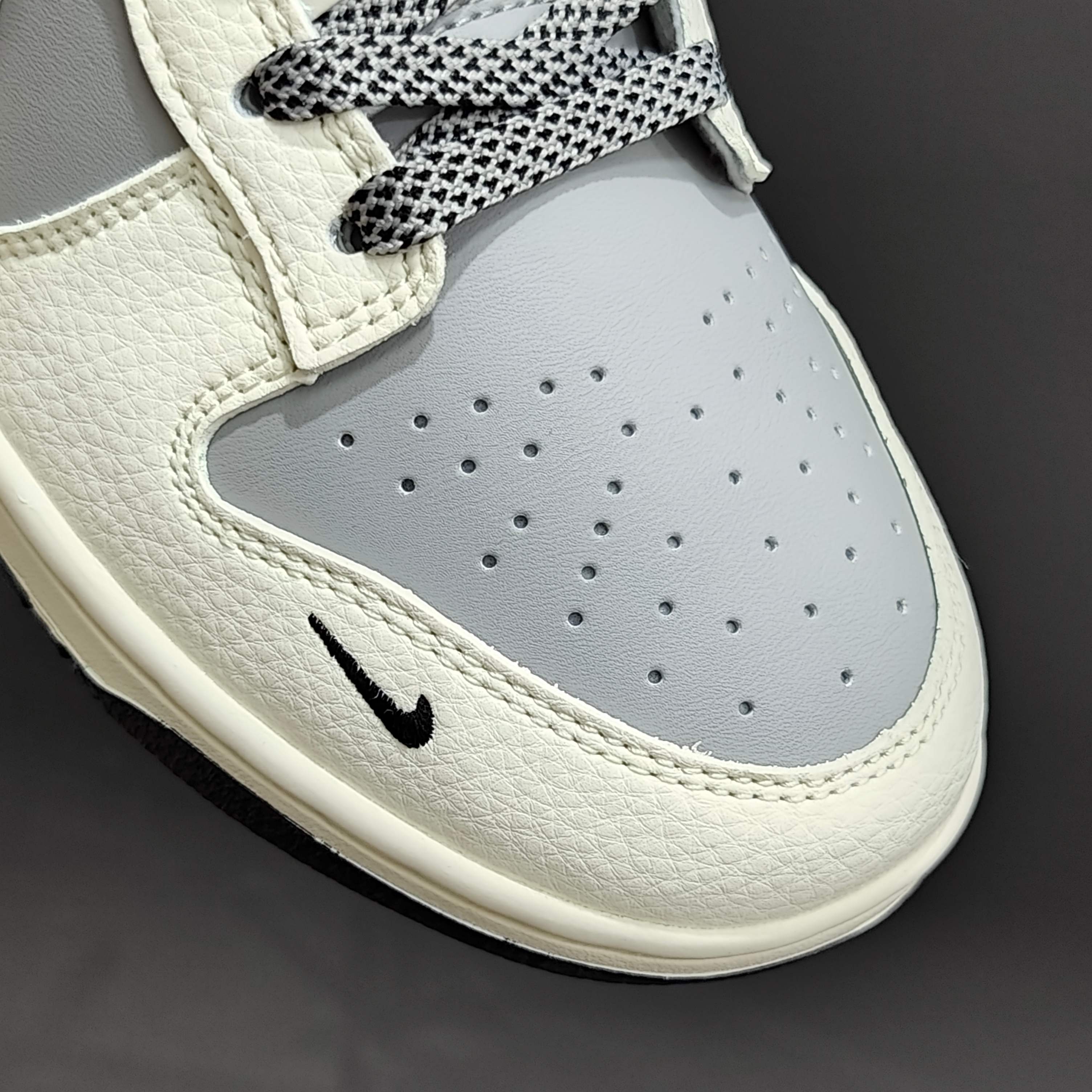 
Xiaomi x Nike Dunk Low 小米 SU7Ultru
此款主张打破传统的工业化流水线设
