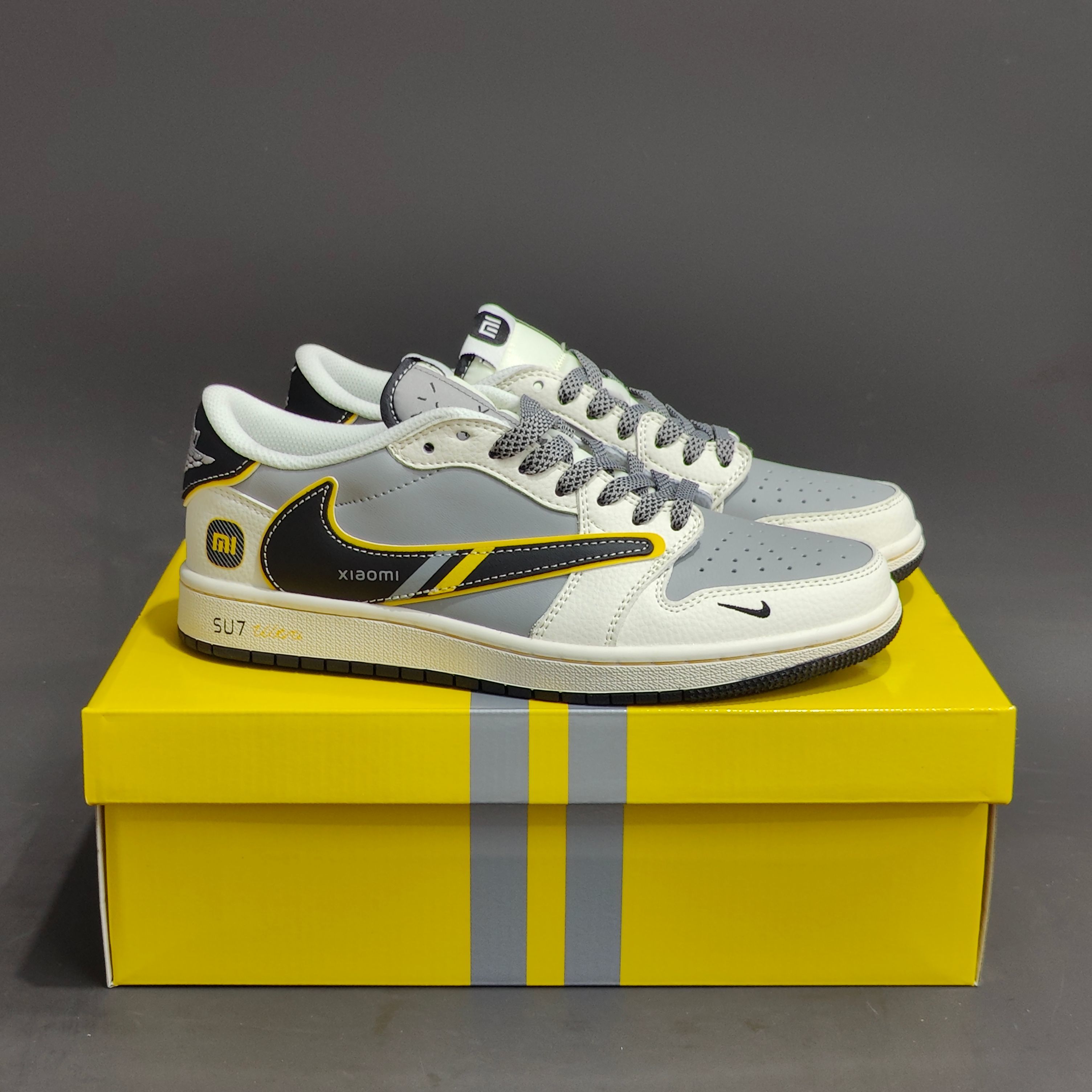 Xiaomi x Air Jordan 1 Low 小米 SU7Ultru
此款主张打破传统的工业化流