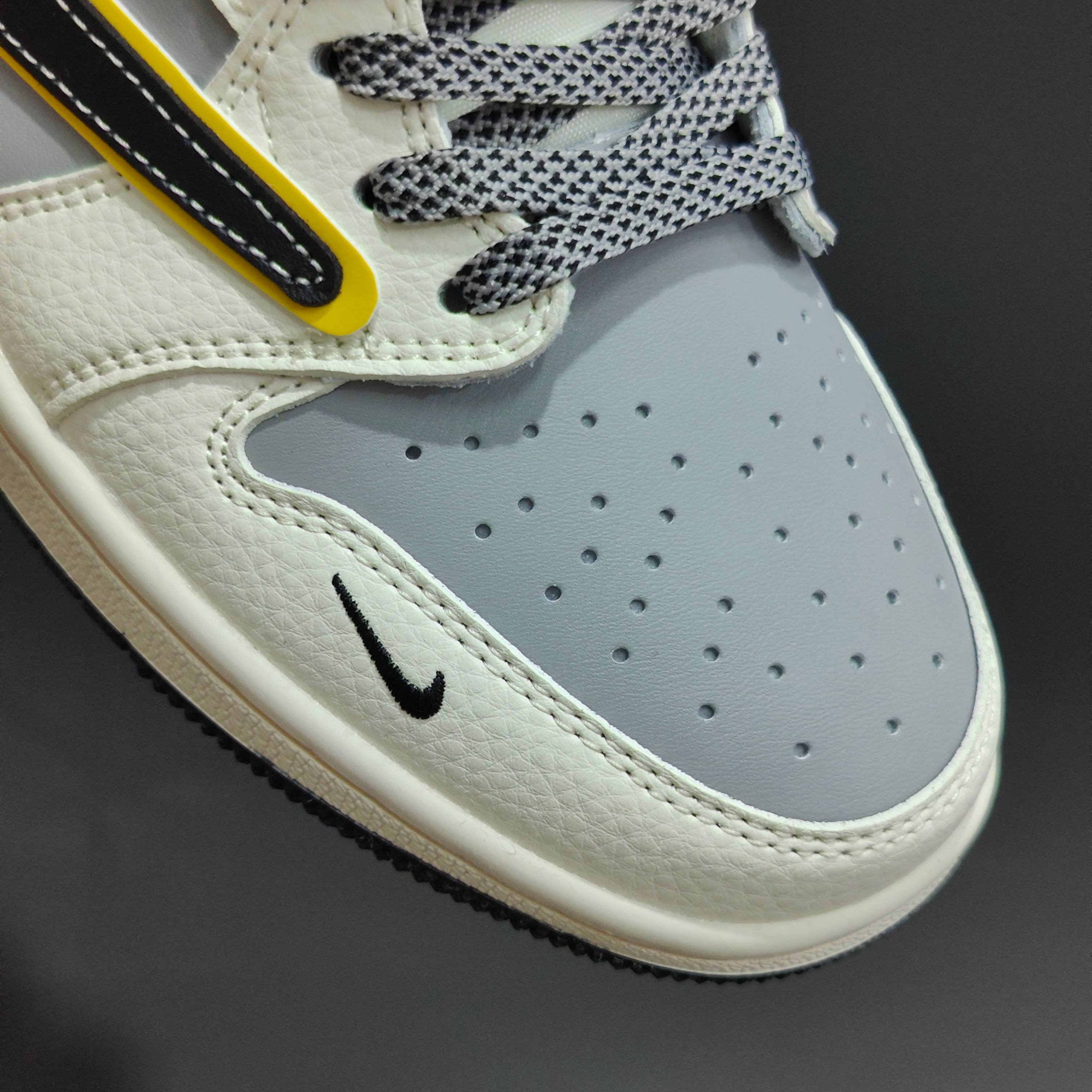 Xiaomi x Air Jordan 1 Low 小米 SU7Ultru
此款主张打破传统的工业化流