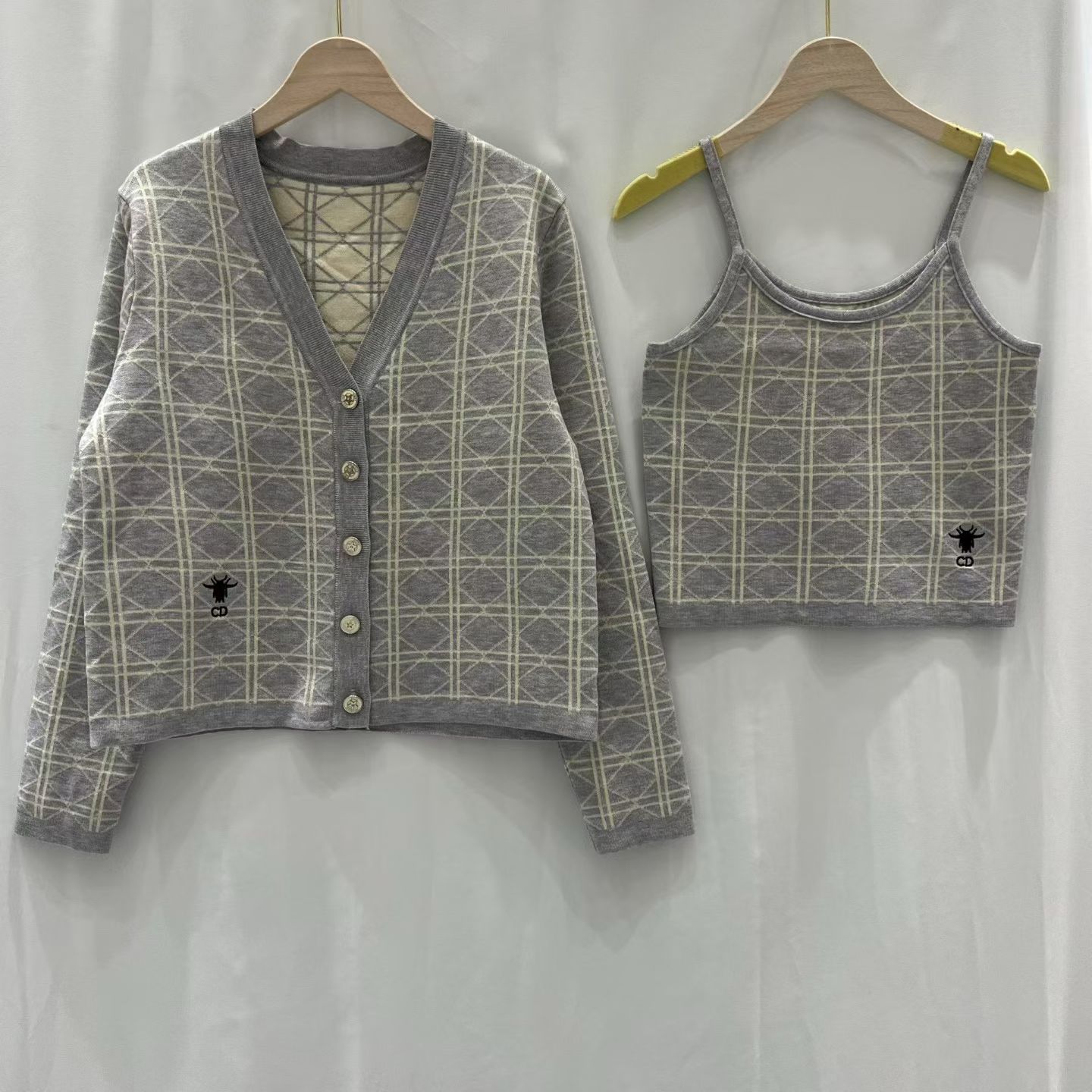 NO:563250,Dior suspender cardigan two-piece set can be divided into batches, dior, alexander wang19860909迪奥吊带开衫两件套 可分批,,dior,alexander wang,Women's clothing