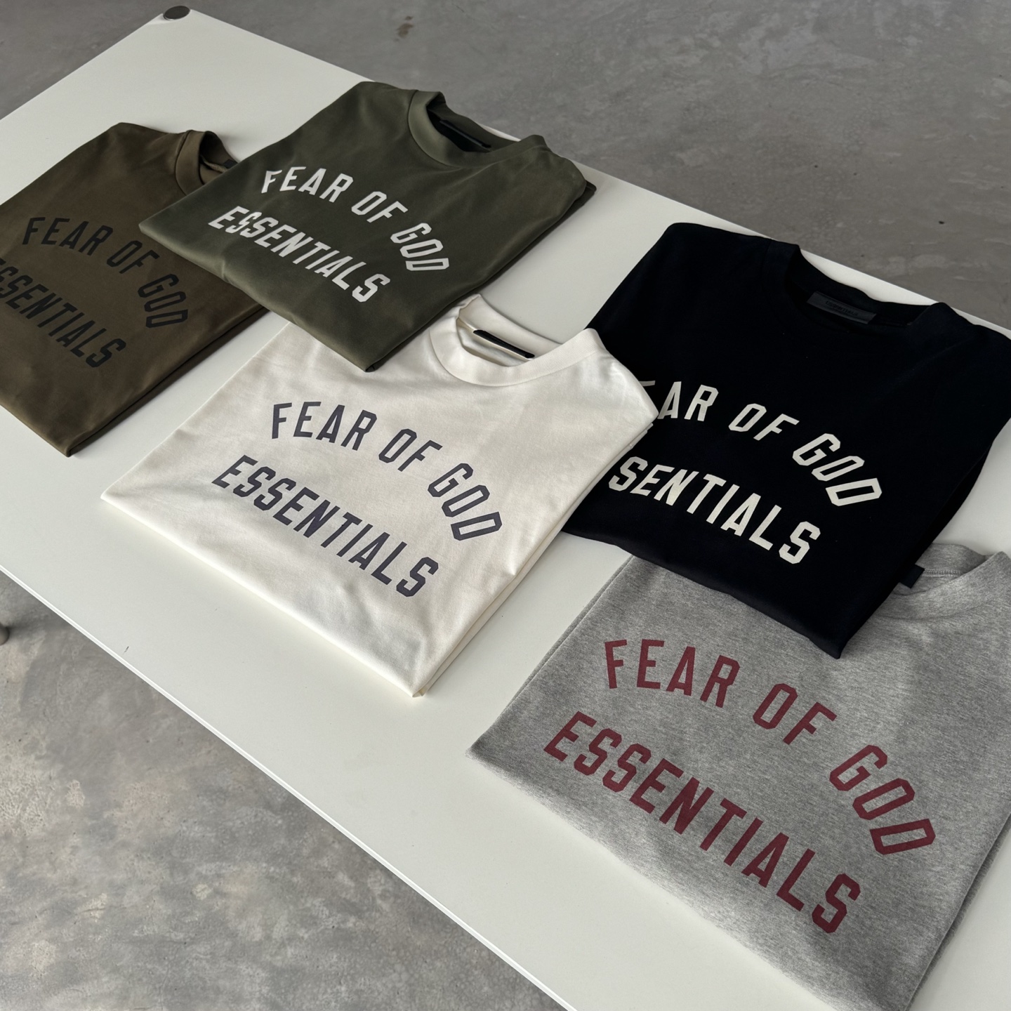 FOG-087
顶级版本FOG-ESSENTIALS第九季学院系列 原版对版出货、这次新一季BACK TO SCHOOL的系列、衣服上字母改成了更加简单效果非常好的拔印 背后的硅胶标也改进了、用更好更柔软的好硅胶!、 原版1:1天地针法 并非传统缝合 三标(包装 贴纸 辅料)钧一致 高版本! 颜色:菲耀红 深雾灰 黛海蓝 SIZE: S M L XL 款号:FOG-087
颜色:耀石黑 象牙白 深燕麦灰 橄榄绿 长青绿
P78