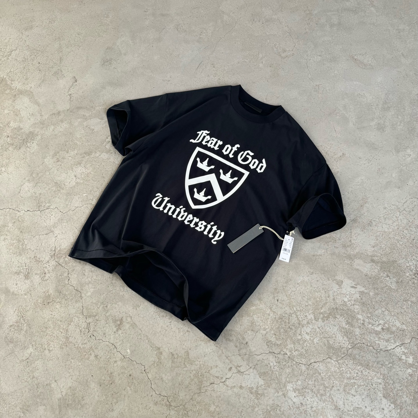 FOG-088
高版本 注意区分采用32支双纱不食毛纯棉面料 成本极高 区分市面所有食毛版本 光是定织这个面料价格就完全不是一个档次了! 廓形的版型让整件衣服的面料耗损非常 不管是微领口还是袖口全部按照原版开发 极致输出 面料版型无差别版本 新增耀石黑和深雾霾都是定织订染 原版对色! OVERSZIZE: S M L XL 颜色:耀石黑 深雾霾 款号:FOG-088 #P82