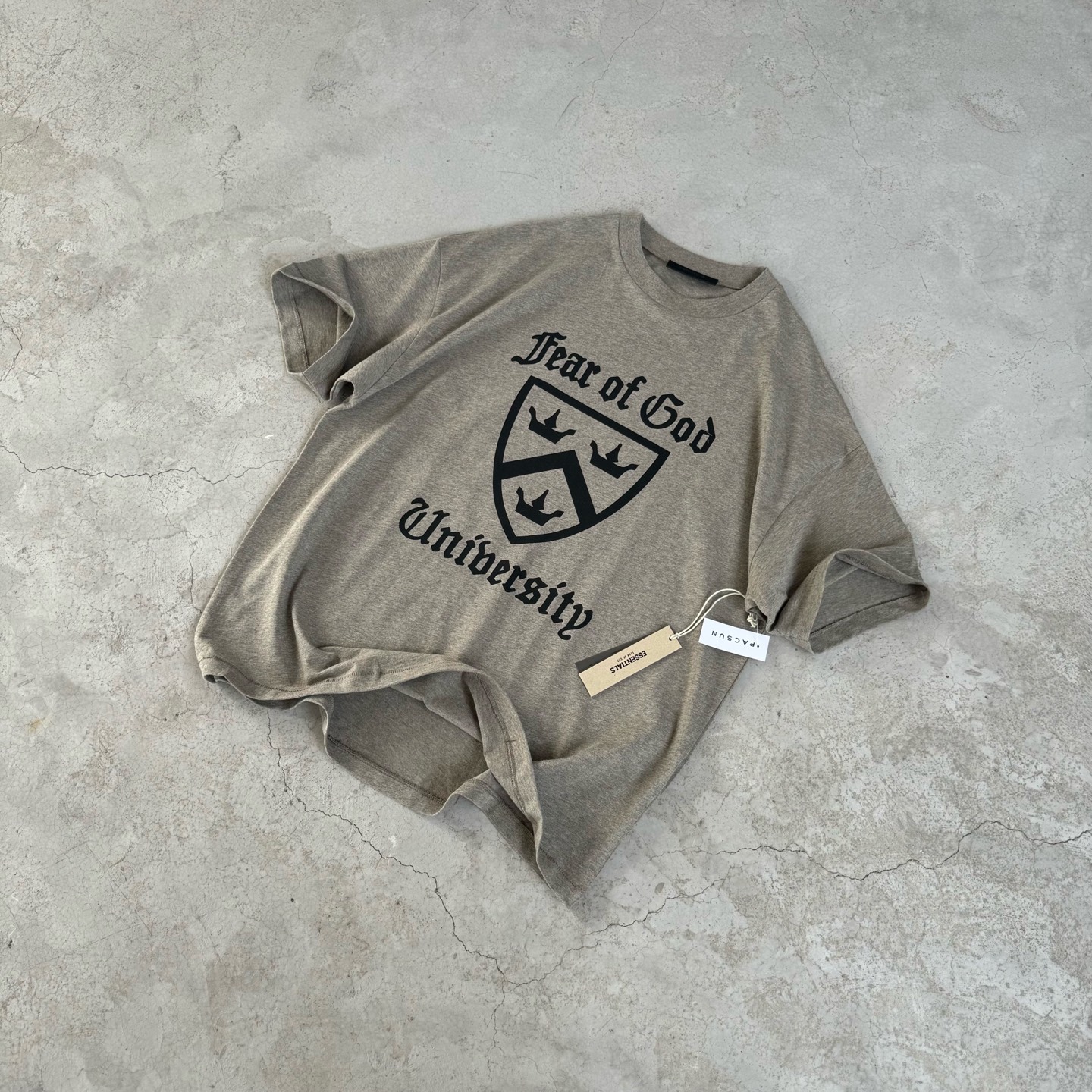 FOG-088
高版本 注意区分采用32支双纱不食毛纯棉面料 成本极高 区分市面所有食毛版本 光是定织这个面料价格就完全不是一个档次了! 廓形的版型让整件衣服的面料耗损非常 不管是微领口还是袖口全部按照原版开发 极致输出 面料版型无差别版本 新增耀石黑和深雾霾都是定织订染 原版对色! OVERSZIZE: S M L XL 颜色:耀石黑 深雾霾 款号:FOG-088 #P82