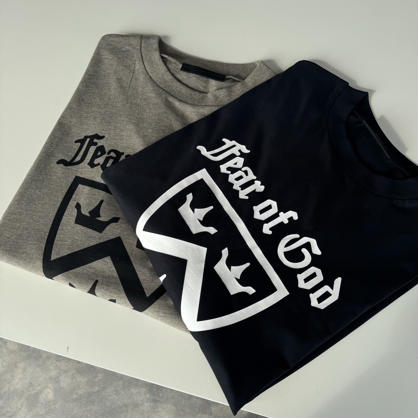 FOG-088
高版本 注意区分采用32支双纱不食毛纯棉面料 成本极高 区分市面所有食毛版本 光是定织这个面料价格就完全不是一个档次了! 廓形的版型让整件衣服的面料耗损非常 不管是微领口还是袖口全部按照原版开发 极致输出 面料版型无差别版本 新增耀石黑和深雾霾都是定织订染 原版对色! OVERSZIZE: S M L XL 颜色:耀石黑 深雾霾 款号:FOG-088 #P82