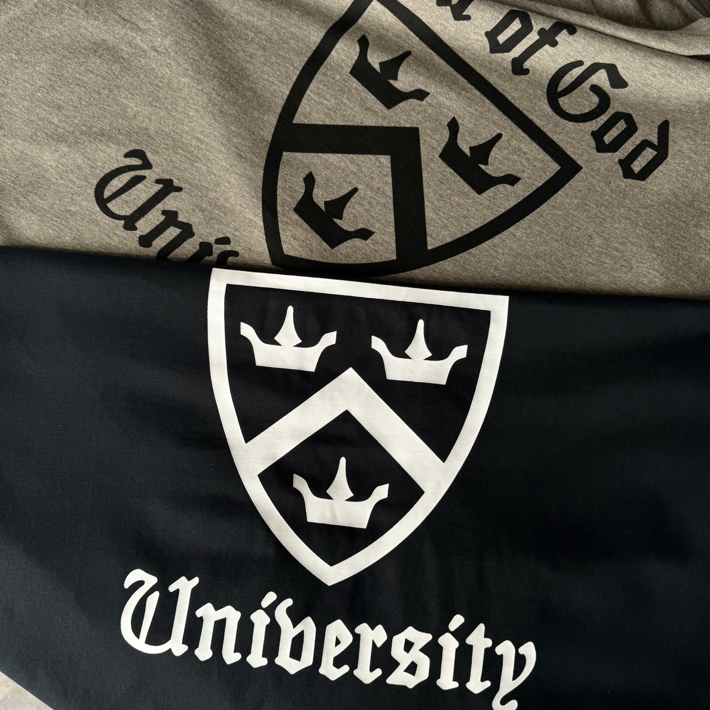 FOG-088
高版本 注意区分采用32支双纱不食毛纯棉面料 成本极高 区分市面所有食毛版本 光是定织这个面料价格就完全不是一个档次了! 廓形的版型让整件衣服的面料耗损非常 不管是微领口还是袖口全部按照原版开发 极致输出 面料版型无差别版本 新增耀石黑和深雾霾都是定织订染 原版对色! OVERSZIZE: S M L XL 颜色:耀石黑 深雾霾 款号:FOG-088 #P82