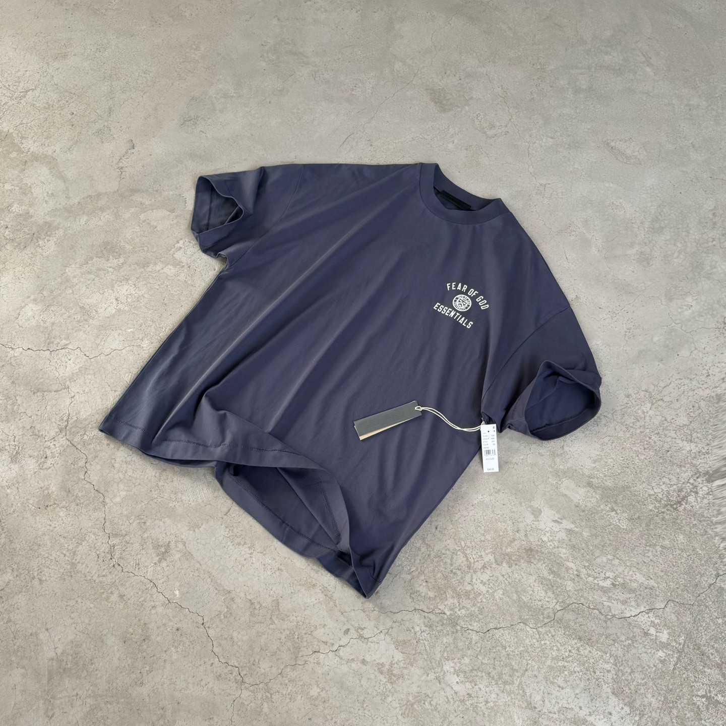 FOG-089
高版本 注意区分采用32支双纱不食毛纯棉面料 成本极高 区分市面所有食毛版本 光是定织这个面料价格就完全不是一个档次了! 廓形的版型让整件衣服的面料耗损非常 不管是微领口还是袖口全部按照原版开发 极致输出 面料版型无差别版本 新增耀石黑和深雾霾都是定织订染 原版对色! OVERSZIZE: S M L XL 颜色:耀石黑 深雾霾 黛海兰 款号:FOG-089 #P80