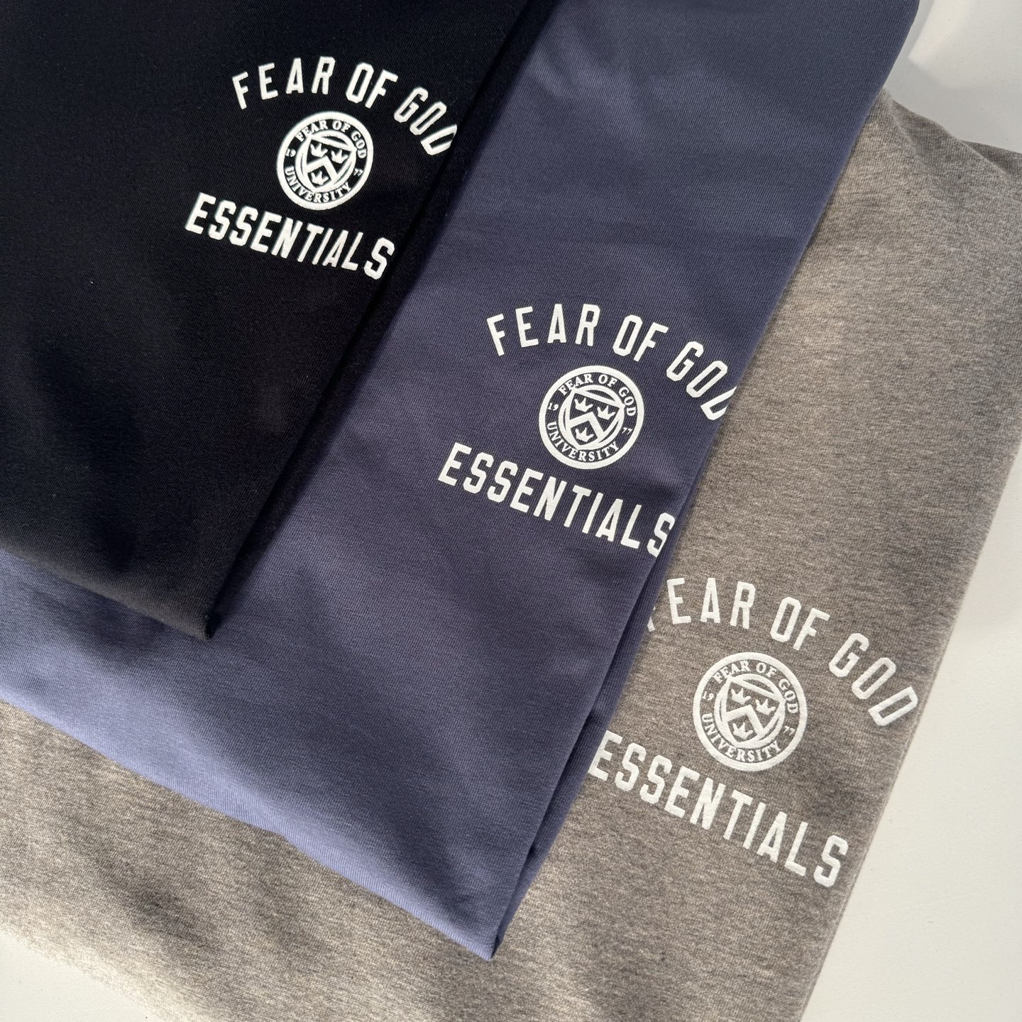 FOG-089
高版本 注意区分采用32支双纱不食毛纯棉面料 成本极高 区分市面所有食毛版本 光是定织这个面料价格就完全不是一个档次了! 廓形的版型让整件衣服的面料耗损非常 不管是微领口还是袖口全部按照原版开发 极致输出 面料版型无差别版本 新增耀石黑和深雾霾都是定织订染 原版对色! OVERSZIZE: S M L XL 颜色:耀石黑 深雾霾 黛海兰 款号:FOG-089 #P80