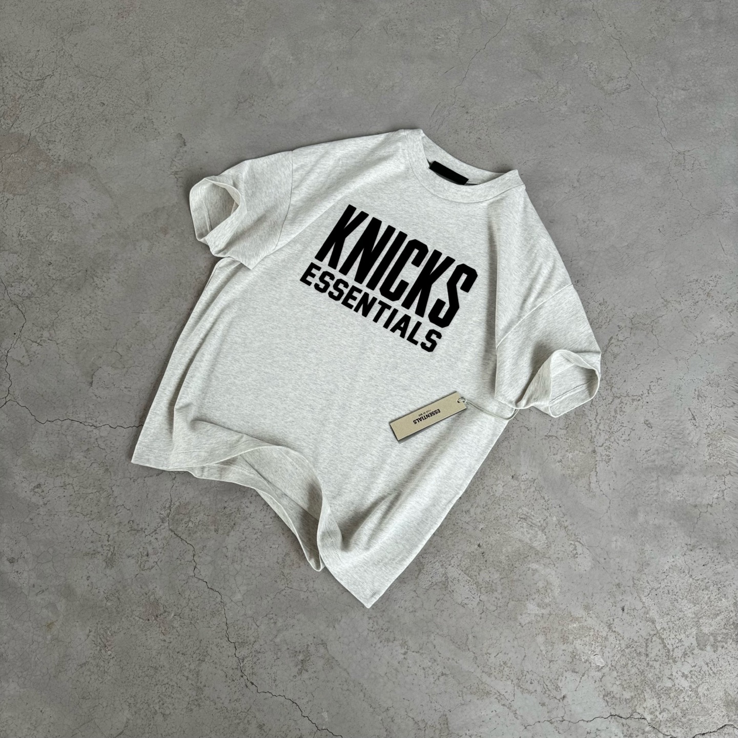 FOG-0647
原版开版 高版本 定制美丽绒高端烫画(区分市面滴胶丶硅胶) 保持原版一致 注意区分采用32支双纱不食毛纯棉面料 成本极高 区分市面所有食毛版本 光是定织这个面料价格就完全不是一个档次了! 廓形的版型让整件衣服的面料耗损非常 不管是微领口还是袖口全部按照原版开发 极致输出 面料版型无差别版本 新增耀石黑和深雾霾都是定织订染 原版对色! OVERSZIZE: S M L XL 颜色:浅雾灰 款号:FOG-0647#P78