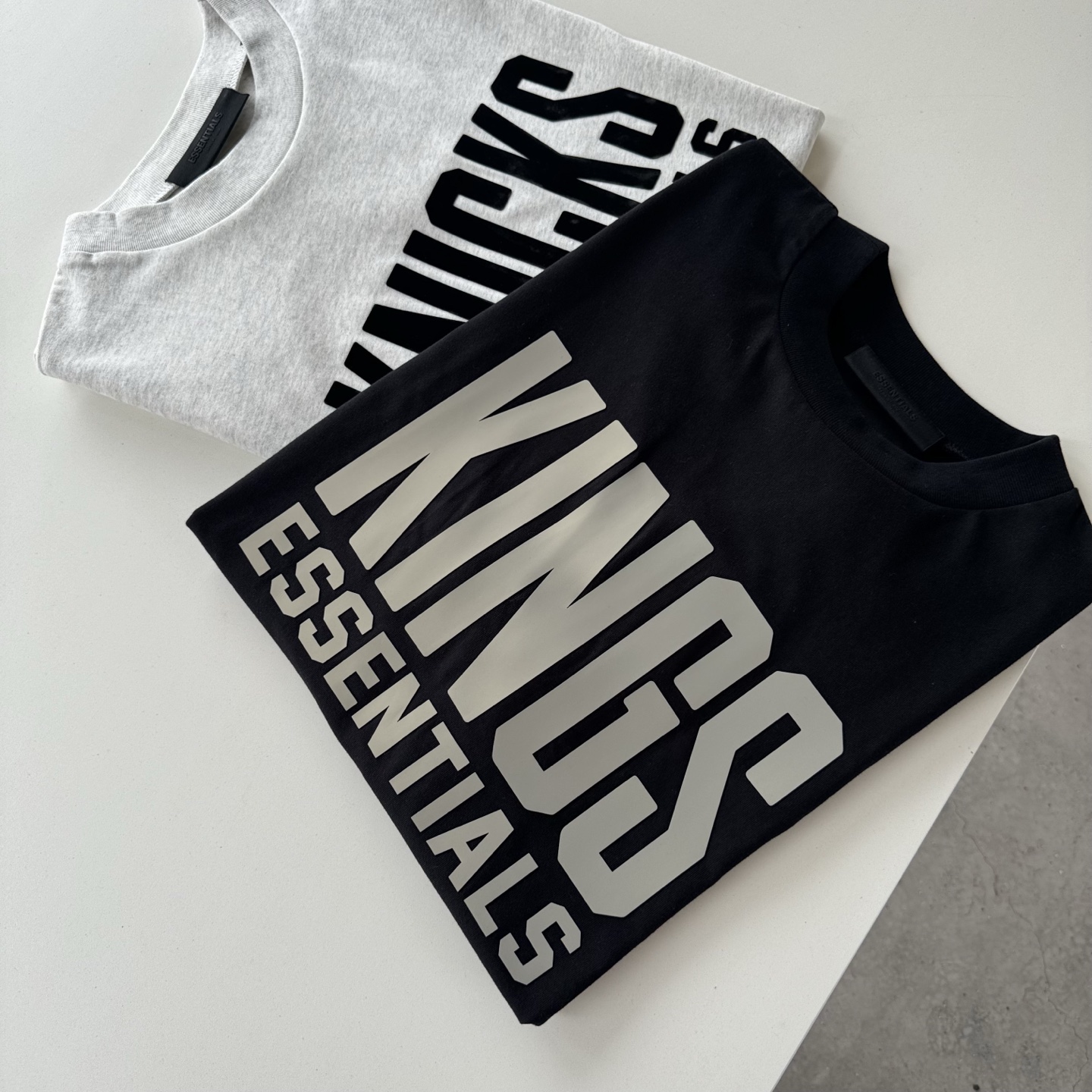 FOG-0646
原版开版 高版本 定制美丽绒高端烫画(区分市面滴胶丶硅胶) 保持原版一致 注意区分采用32支双纱不食毛纯棉面料 成本极高 区分市面所有食毛版本 光是定织这个面料价格就完全不是一个档次了! 廓形的版型让整件衣服的面料耗损非常 不管是微领口还是袖口全部按照原版开发 极致输出 面料版型无差别版本 新增耀石黑和深雾霾都是定织订染 原版对色! OVERSZIZE: S M L XL 颜色:陨石黑 款号:FOG-0646#P78