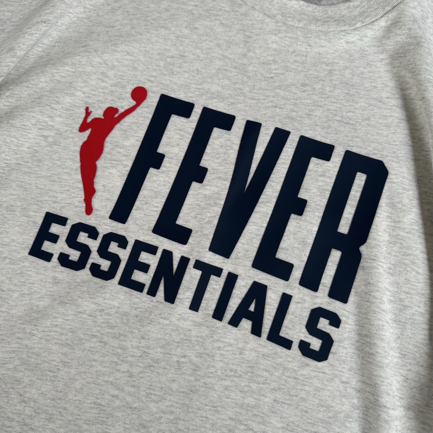 FOG-0661
原版开版 高版本 定制美丽绒高端烫画(区分市面滴胶丶硅胶) 保持原版一致 注意区分采用32支双纱不食毛纯棉面料 成本极高 区分市面所有食毛版本 光是定织这个面料价格就完全不是一个档次了! 廓形的版型让整件衣服的面料耗损非常 不管是微领口还是袖口全部按照原版开发 极致输出 面料版型无差别版本 新增耀石黑和深雾霾都是定织订染 原版对色! OVERSZIZE: S M L XL 颜色:浅雾灰 款号:FOG-0661#P78