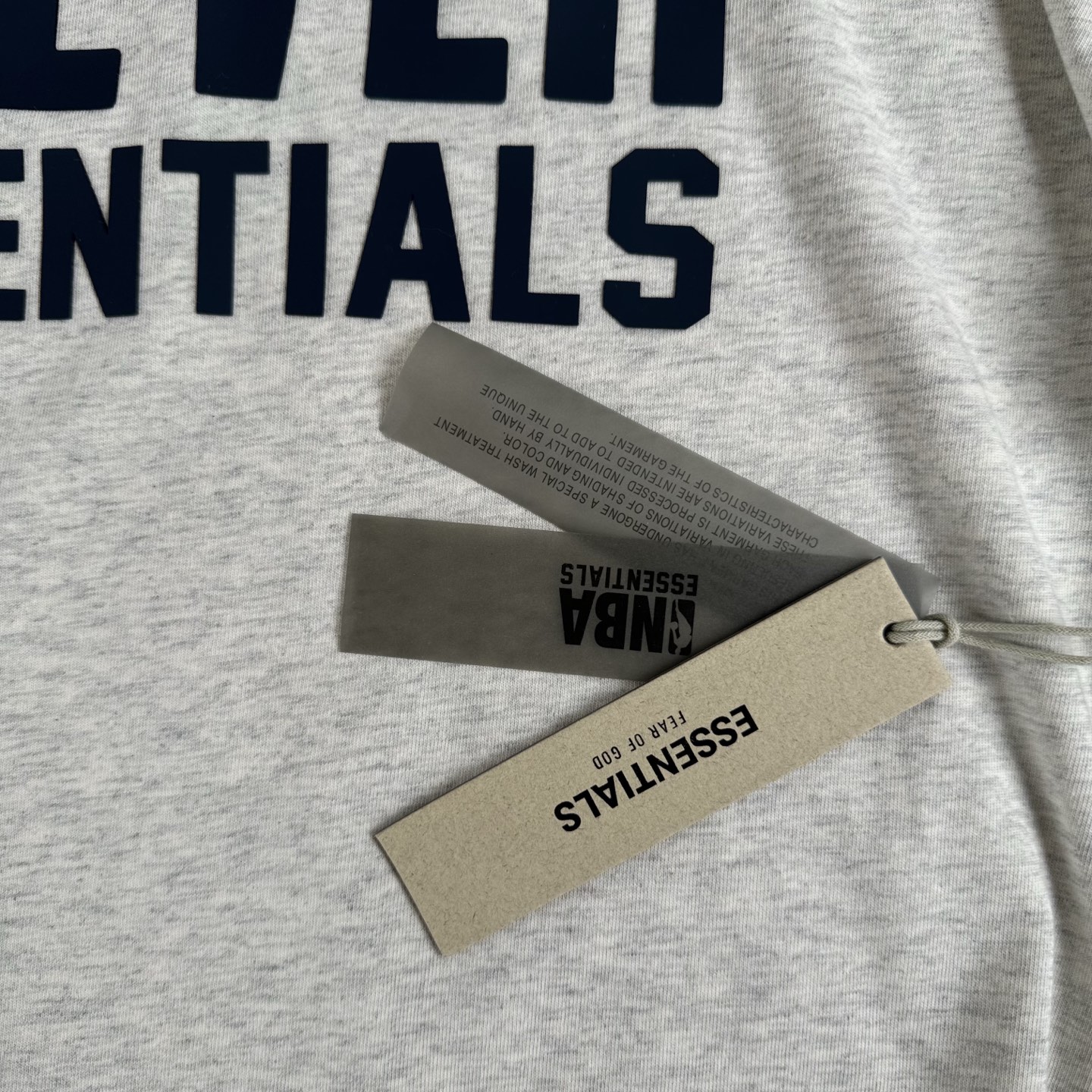 FOG-0661
原版开版 高版本 定制美丽绒高端烫画(区分市面滴胶丶硅胶) 保持原版一致 注意区分采用32支双纱不食毛纯棉面料 成本极高 区分市面所有食毛版本 光是定织这个面料价格就完全不是一个档次了! 廓形的版型让整件衣服的面料耗损非常 不管是微领口还是袖口全部按照原版开发 极致输出 面料版型无差别版本 新增耀石黑和深雾霾都是定织订染 原版对色! OVERSZIZE: S M L XL 颜色:浅雾灰 款号:FOG-0661#P78