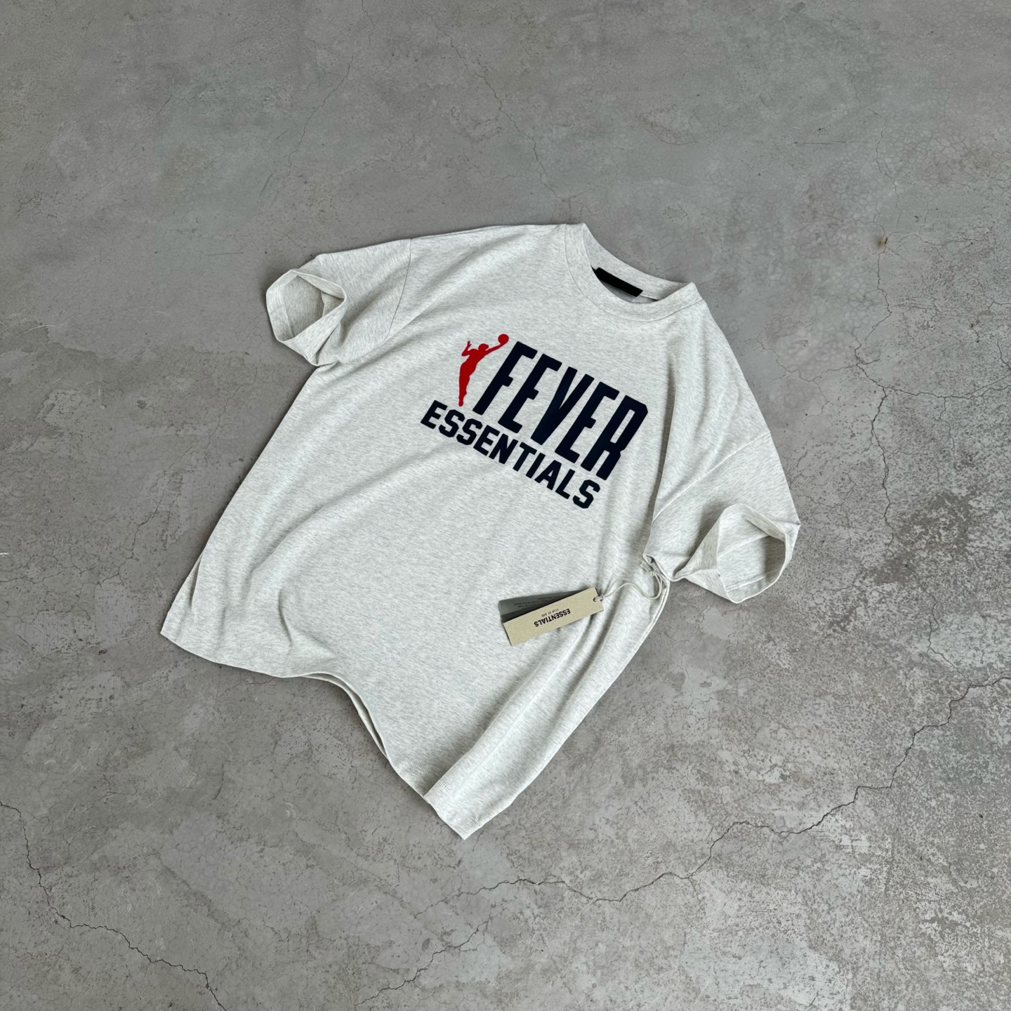 FOG-0661
原版开版 高版本 定制美丽绒高端烫画(区分市面滴胶丶硅胶) 保持原版一致 注意区分采用32支双纱不食毛纯棉面料 成本极高 区分市面所有食毛版本 光是定织这个面料价格就完全不是一个档次了! 廓形的版型让整件衣服的面料耗损非常 不管是微领口还是袖口全部按照原版开发 极致输出 面料版型无差别版本 新增耀石黑和深雾霾都是定织订染 原版对色! OVERSZIZE: S M L XL 颜色:浅雾灰 款号:FOG-0661#P78