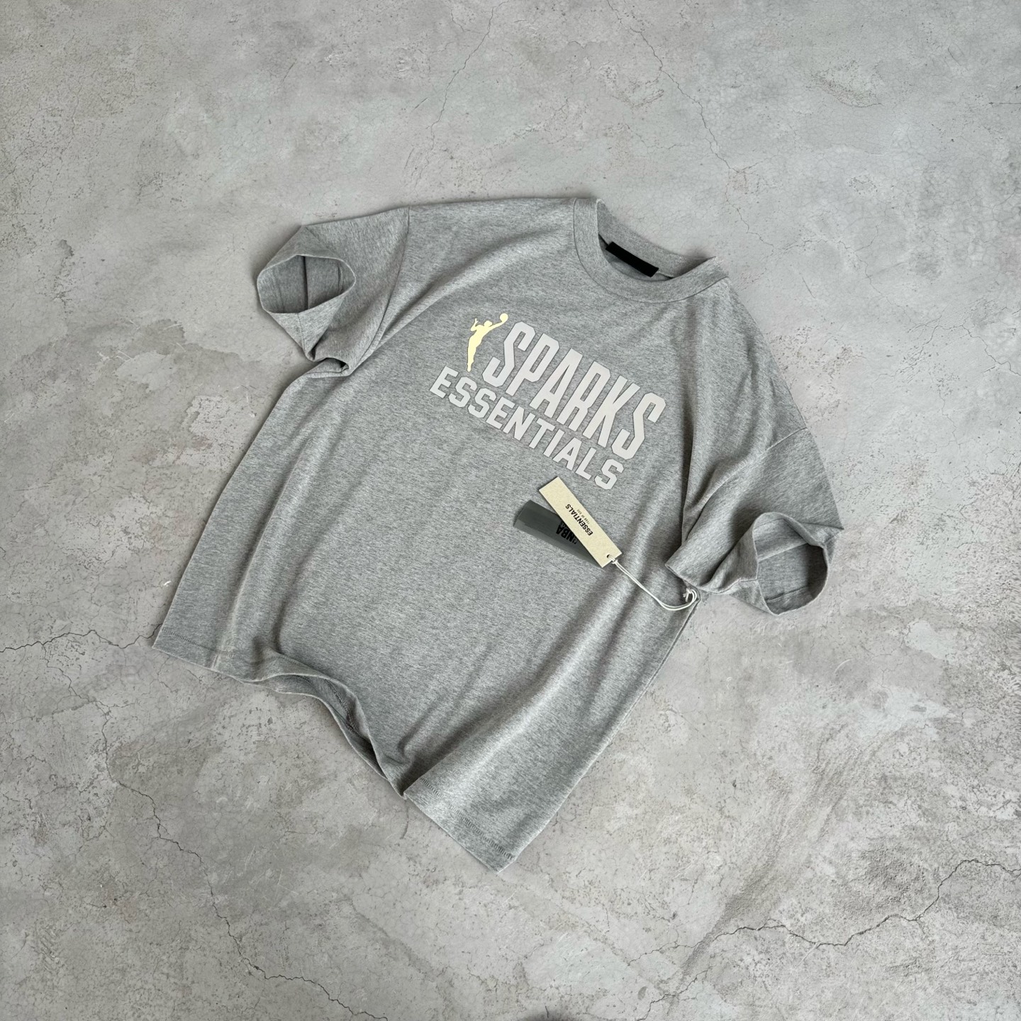 FOG-0666
原版开版 高版本 定制美丽绒高端烫画(区分市面滴胶丶硅胶) 保持原版一致 注意区分采用32支双纱不食毛纯棉面料 成本极高 区分市面所有食毛版本 光是定织这个面料价格就完全不是一个档次了! 廓形的版型让整件衣服的面料耗损非常 不管是微领口还是袖口全部按照原版开发 极致输出 面料版型无差别版本 新增耀石黑和深雾霾都是定织订染 原版对色! OVERSZIZE: S M L XL 颜色:暖灰色 款号:FOG-0666#P78