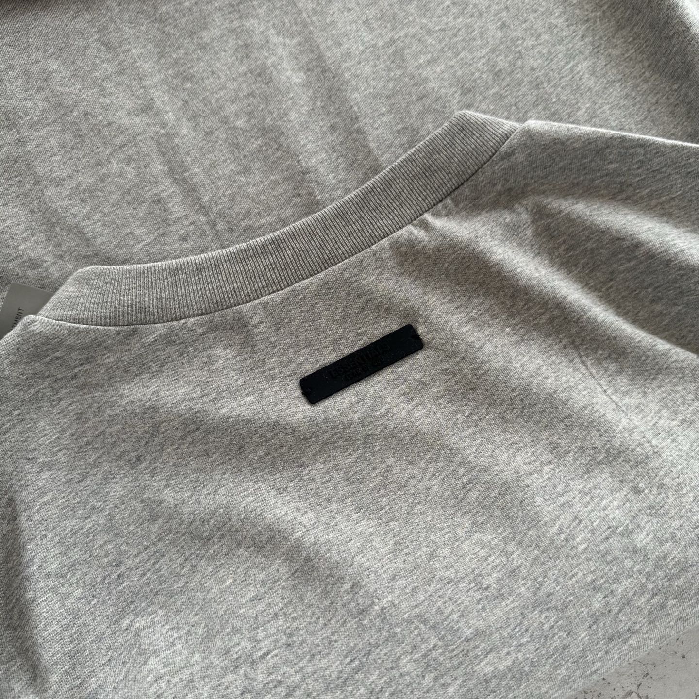 FOG-0665
原版开版 高版本 定制美丽绒高端烫画(区分市面滴胶丶硅胶) 保持原版一致 注意区分采用32支双纱不食毛纯棉面料 成本极高 区分市面所有食毛版本 光是定织这个面料价格就完全不是一个档次了! 廓形的版型让整件衣服的面料耗损非常 不管是微领口还是袖口全部按照原版开发 极致输出 面料版型无差别版本 新增耀石黑和深雾霾都是定织订染 原版对色! OVERSZIZE: S M L XL 颜色:暖灰色 款号:FOG-0665#P78