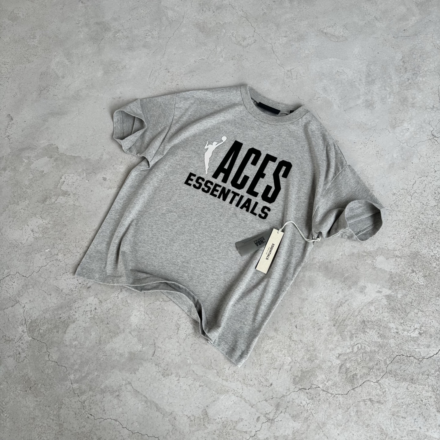 FOG-0665
原版开版 高版本 定制美丽绒高端烫画(区分市面滴胶丶硅胶) 保持原版一致 注意区分采用32支双纱不食毛纯棉面料 成本极高 区分市面所有食毛版本 光是定织这个面料价格就完全不是一个档次了! 廓形的版型让整件衣服的面料耗损非常 不管是微领口还是袖口全部按照原版开发 极致输出 面料版型无差别版本 新增耀石黑和深雾霾都是定织订染 原版对色! OVERSZIZE: S M L XL 颜色:暖灰色 款号:FOG-0665#P78