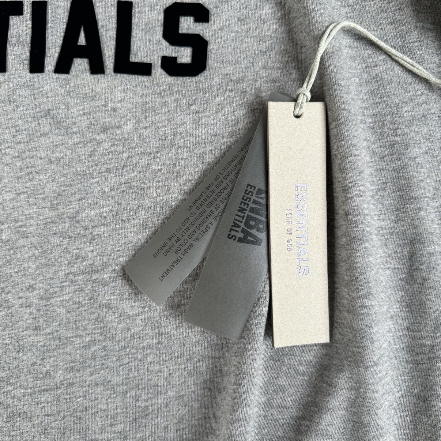 FOG-0665
原版开版 高版本 定制美丽绒高端烫画(区分市面滴胶丶硅胶) 保持原版一致 注意区分采用32支双纱不食毛纯棉面料 成本极高 区分市面所有食毛版本 光是定织这个面料价格就完全不是一个档次了! 廓形的版型让整件衣服的面料耗损非常 不管是微领口还是袖口全部按照原版开发 极致输出 面料版型无差别版本 新增耀石黑和深雾霾都是定织订染 原版对色! OVERSZIZE: S M L XL 颜色:暖灰色 款号:FOG-0665#P78