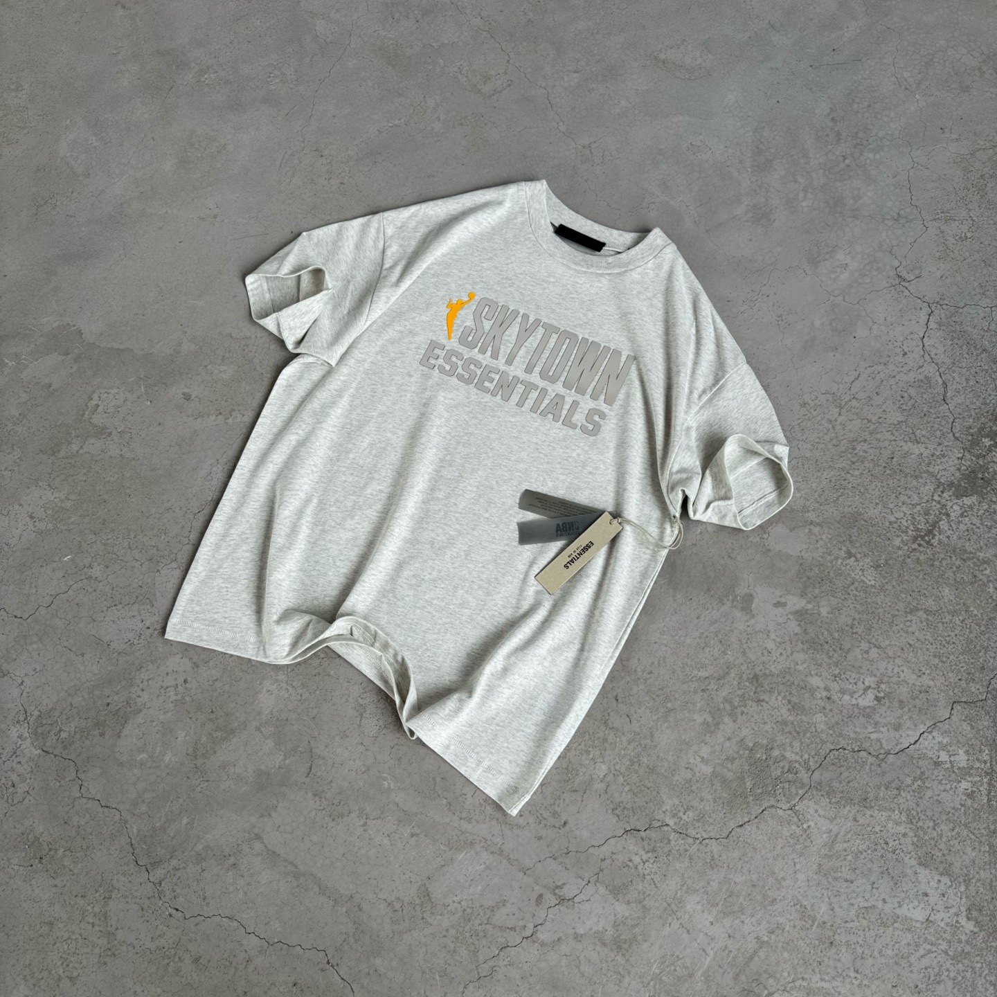 FOG-0662
原版开版 高版本 定制美丽绒高端烫画(区分市面滴胶丶硅胶) 保持原版一致 注意区分采用32支双纱不食毛纯棉面料 成本极高 区分市面所有食毛版本 光是定织这个面料价格就完全不是一个档次了! 廓形的版型让整件衣服的面料耗损非常 不管是微领口还是袖口全部按照原版开发 极致输出 面料版型无差别版本 新增耀石黑和深雾霾都是定织订染 原版对色! OVERSZIZE: S M L XL 颜色:浅雾灰 款号:FOG-0662#P78