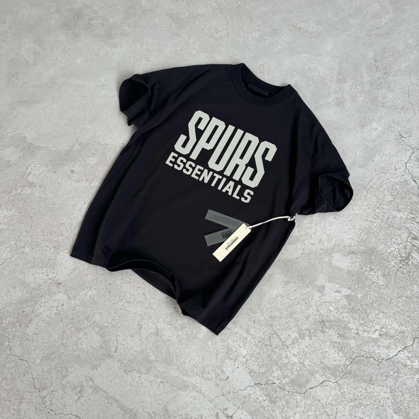 FOG-0645
原版开版 高版本 定制美丽绒高端烫画(区分市面滴胶丶硅胶) 保持原版一致 注意区分采用32支双纱不食毛纯棉面料 成本极高 区分市面所有食毛版本 光是定织这个面料价格就完全不是一个档次了! 廓形的版型让整件衣服的面料耗损非常 不管是微领口还是袖口全部按照原版开发 极致输出 面料版型无差别版本 新增耀石黑和深雾霾都是定织订染 原版对色! OVERSZIZE: S M L XL 颜色:陨石黑 款号:FOG-0645#P78