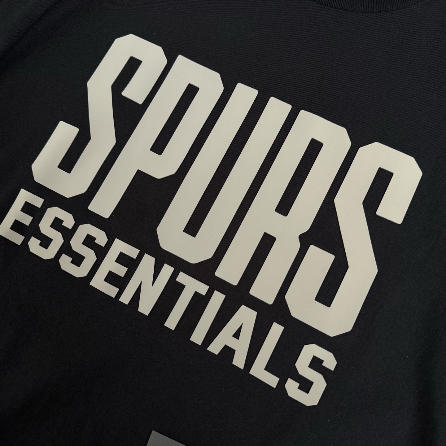 FOG-0645
原版开版 高版本 定制美丽绒高端烫画(区分市面滴胶丶硅胶) 保持原版一致 注意区分采用32支双纱不食毛纯棉面料 成本极高 区分市面所有食毛版本 光是定织这个面料价格就完全不是一个档次了! 廓形的版型让整件衣服的面料耗损非常 不管是微领口还是袖口全部按照原版开发 极致输出 面料版型无差别版本 新增耀石黑和深雾霾都是定织订染 原版对色! OVERSZIZE: S M L XL 颜色:陨石黑 款号:FOG-0645#P78