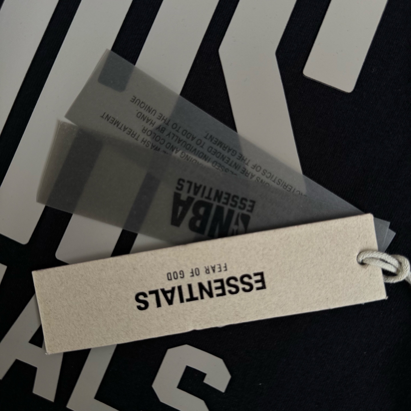 FOG-0645
原版开版 高版本 定制美丽绒高端烫画(区分市面滴胶丶硅胶) 保持原版一致 注意区分采用32支双纱不食毛纯棉面料 成本极高 区分市面所有食毛版本 光是定织这个面料价格就完全不是一个档次了! 廓形的版型让整件衣服的面料耗损非常 不管是微领口还是袖口全部按照原版开发 极致输出 面料版型无差别版本 新增耀石黑和深雾霾都是定织订染 原版对色! OVERSZIZE: S M L XL 颜色:陨石黑 款号:FOG-0645#P78