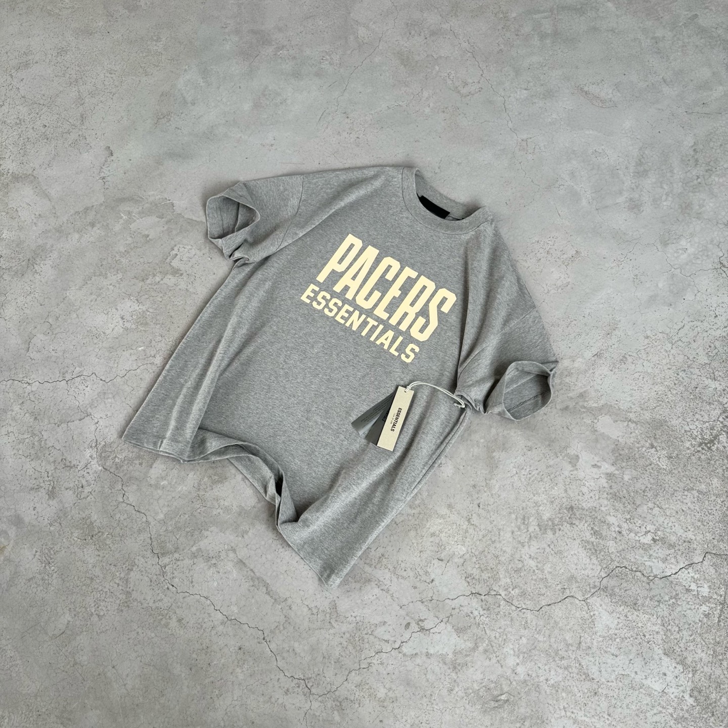 FOG-0658
原版开版 高版本 定制美丽绒高端烫画(区分市面滴胶丶硅胶) 保持原版一致 注意区分采用32支双纱不食毛纯棉面料 成本极高 区分市面所有食毛版本 光是定织这个面料价格就完全不是一个档次了! 廓形的版型让整件衣服的面料耗损非常 不管是微领口还是袖口全部按照原版开发 极致输出 面料版型无差别版本 新增耀石黑和深雾霾都是定织订染 原版对色! OVERSZIZE: S M L XL 颜色:暖灰色 款号:FOG-0658#P78