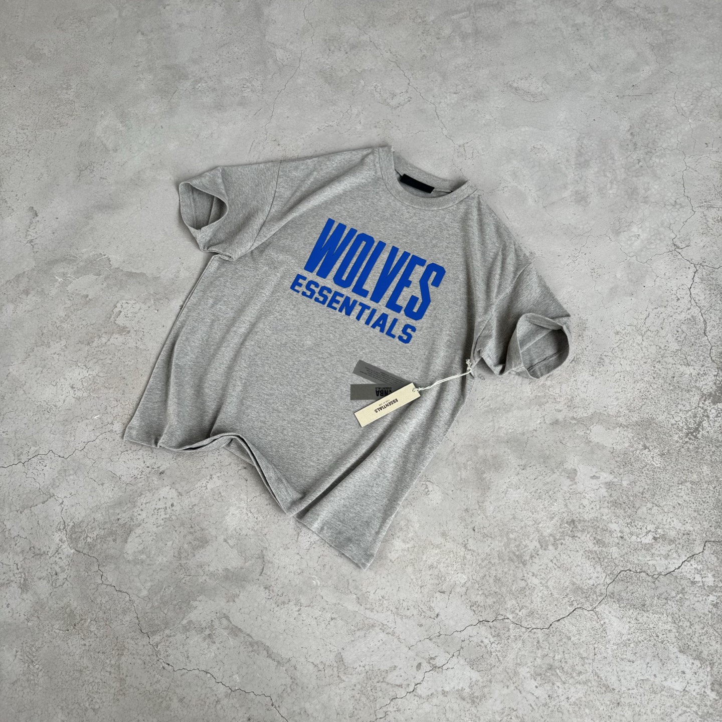 FOG-0655
原版开版 高版本 定制美丽绒高端烫画(区分市面滴胶丶硅胶) 保持原版一致 注意区分采用32支双纱不食毛纯棉面料 成本极高 区分市面所有食毛版本 光是定织这个面料价格就完全不是一个档次了! 廓形的版型让整件衣服的面料耗损非常 不管是微领口还是袖口全部按照原版开发 极致输出 面料版型无差别版本 新增耀石黑和深雾霾都是定织订染 原版对色! OVERSZIZE: S M L XL 颜色:暖灰色 款号:FOG-0655#P78