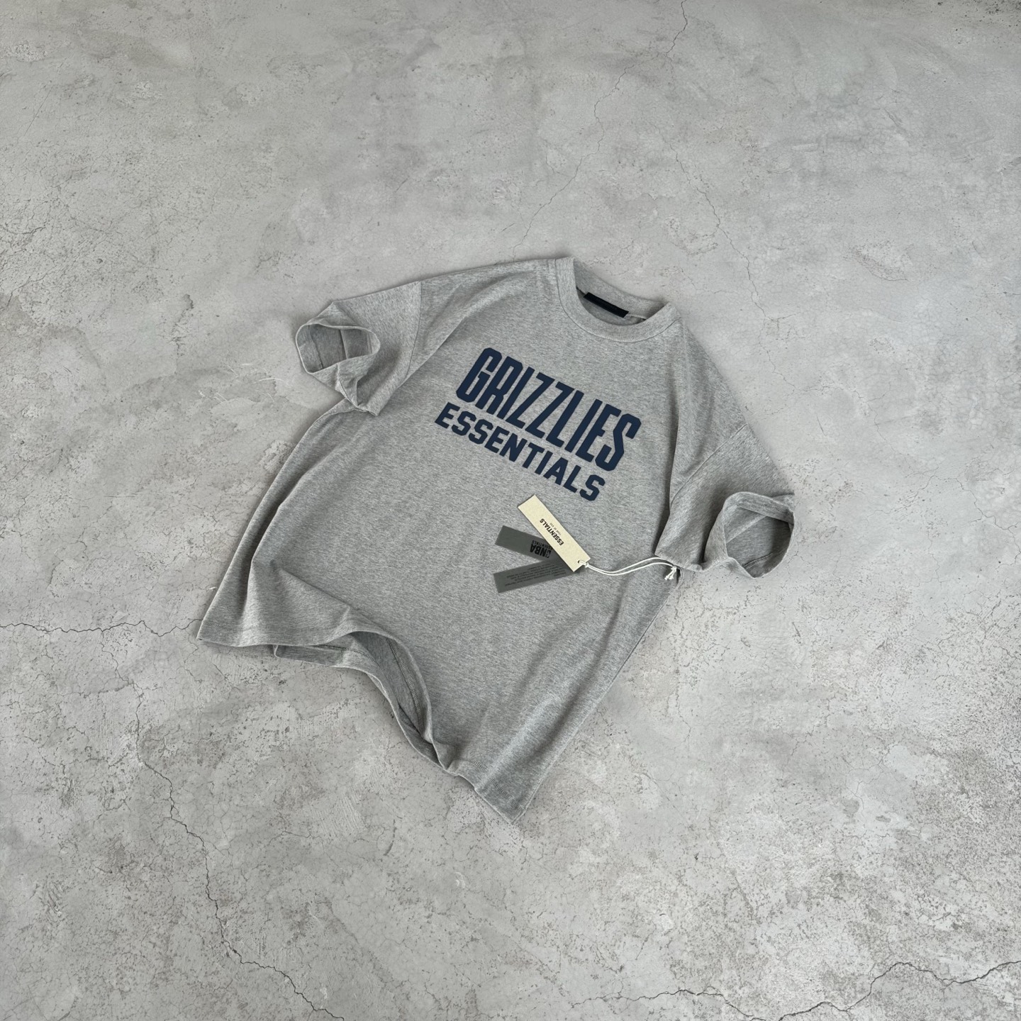 FOG-0653
原版开版 高版本 定制美丽绒高端烫画(区分市面滴胶丶硅胶) 保持原版一致 注意区分采用32支双纱不食毛纯棉面料 成本极高 区分市面所有食毛版本 光是定织这个面料价格就完全不是一个档次了! 廓形的版型让整件衣服的面料耗损非常 不管是微领口还是袖口全部按照原版开发 极致输出 面料版型无差别版本 新增耀石黑和深雾霾都是定织订染 原版对色! OVERSZIZE: S M L XL 颜色:暖灰色 款号:FOG-0653#P78