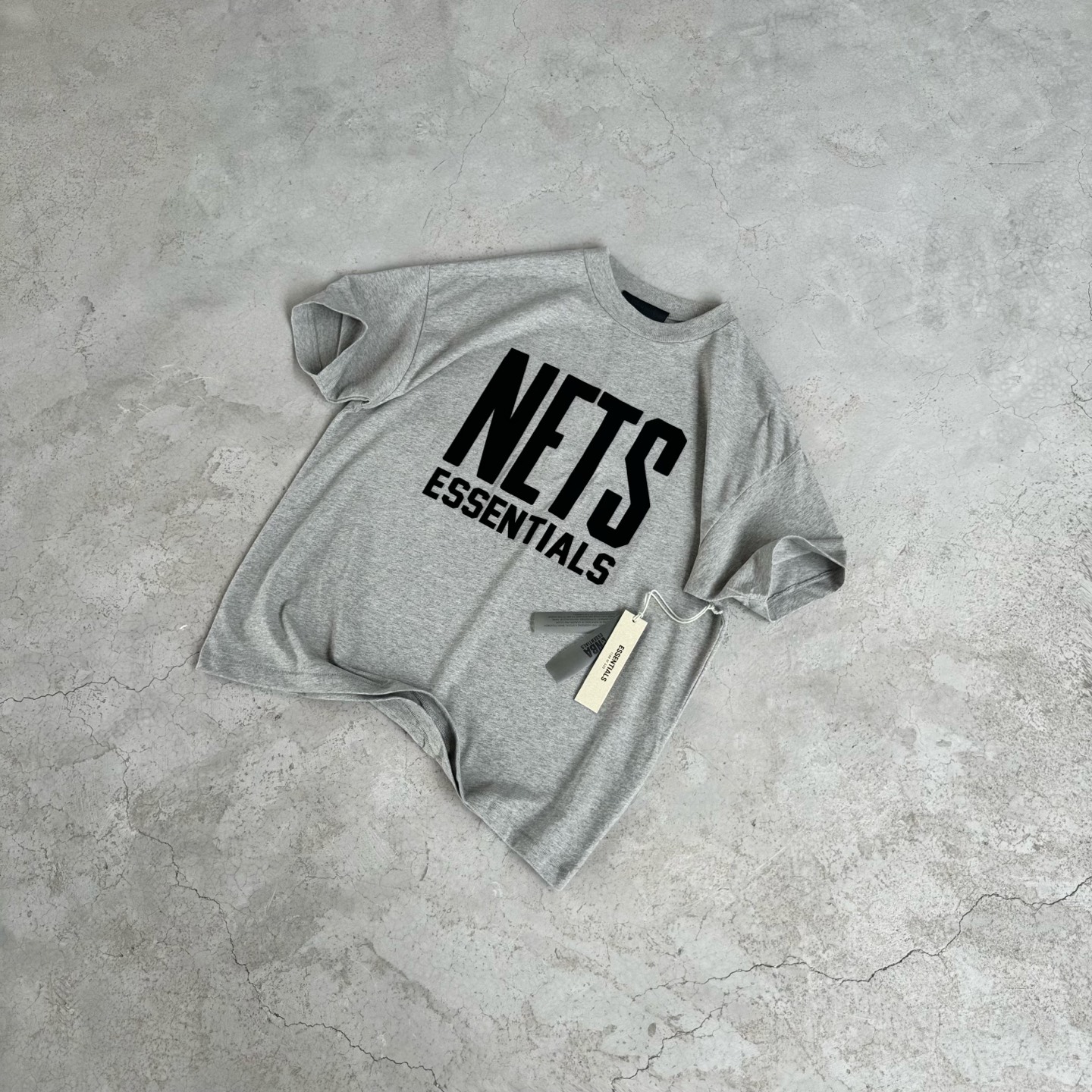 FOG-0652
原版开版 高版本 定制美丽绒高端烫画(区分市面滴胶丶硅胶) 保持原版一致 注意区分采用32支双纱不食毛纯棉面料 成本极高 区分市面所有食毛版本 光是定织这个面料价格就完全不是一个档次了! 廓形的版型让整件衣服的面料耗损非常 不管是微领口还是袖口全部按照原版开发 极致输出 面料版型无差别版本 新增耀石黑和深雾霾都是定织订染 原版对色! OVERSZIZE: S M L XL 颜色:暖灰色 款号:FOG-0652#P78