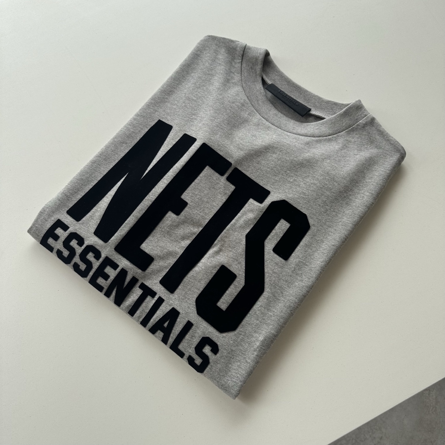 FOG-0652
原版开版 高版本 定制美丽绒高端烫画(区分市面滴胶丶硅胶) 保持原版一致 注意区分采用32支双纱不食毛纯棉面料 成本极高 区分市面所有食毛版本 光是定织这个面料价格就完全不是一个档次了! 廓形的版型让整件衣服的面料耗损非常 不管是微领口还是袖口全部按照原版开发 极致输出 面料版型无差别版本 新增耀石黑和深雾霾都是定织订染 原版对色! OVERSZIZE: S M L XL 颜色:暖灰色 款号:FOG-0652#P78