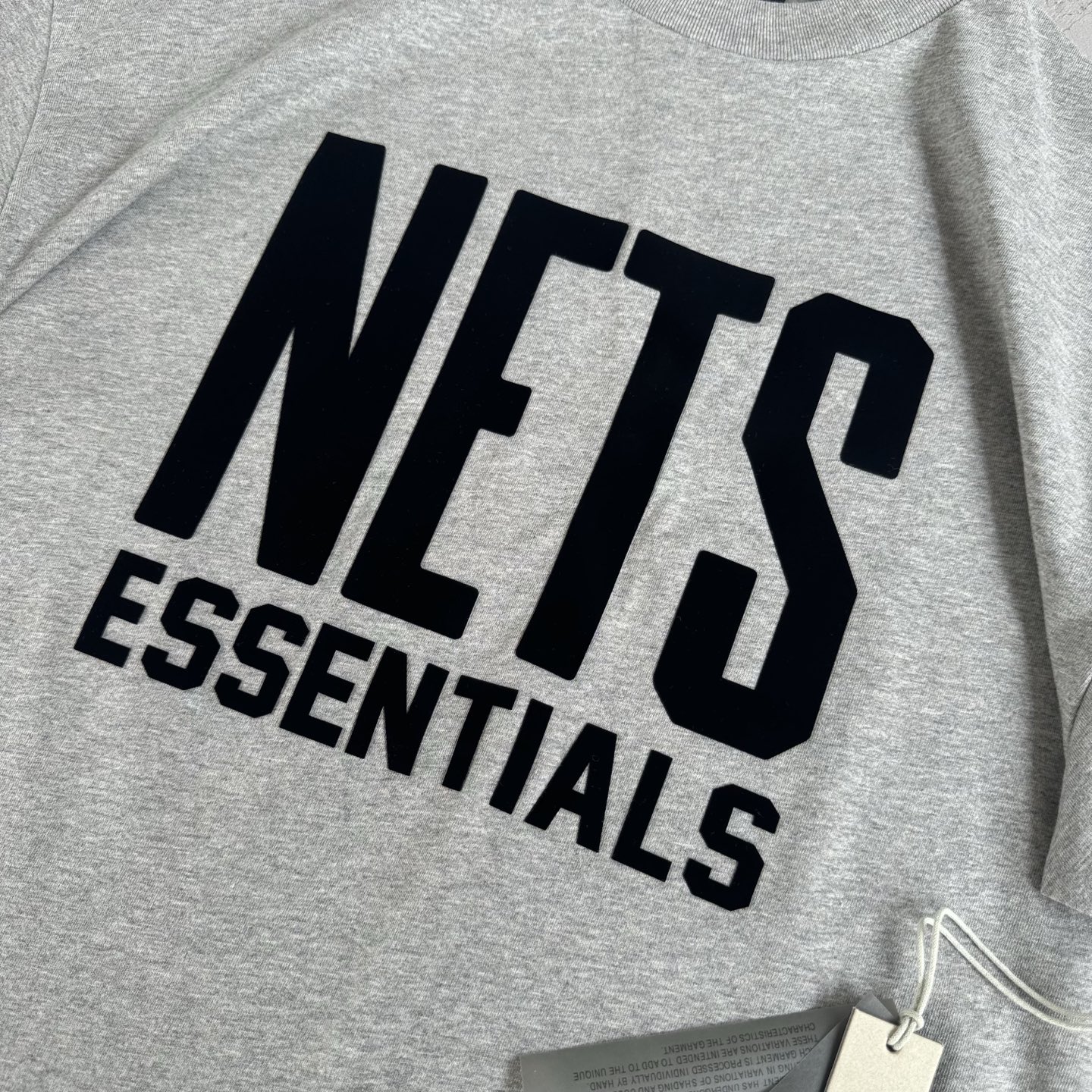 FOG-0652
原版开版 高版本 定制美丽绒高端烫画(区分市面滴胶丶硅胶) 保持原版一致 注意区分采用32支双纱不食毛纯棉面料 成本极高 区分市面所有食毛版本 光是定织这个面料价格就完全不是一个档次了! 廓形的版型让整件衣服的面料耗损非常 不管是微领口还是袖口全部按照原版开发 极致输出 面料版型无差别版本 新增耀石黑和深雾霾都是定织订染 原版对色! OVERSZIZE: S M L XL 颜色:暖灰色 款号:FOG-0652#P78