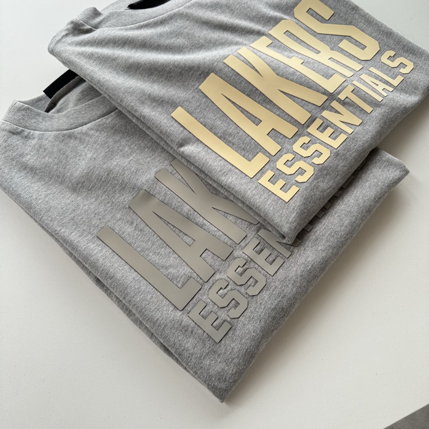 FOG-0643
原版开版 高版本 定制美丽绒高端烫画(区分市面滴胶丶硅胶) 保持原版一致 注意区分采用32支双纱不食毛纯棉面料 成本极高 区分市面所有食毛版本 光是定织这个面料价格就完全不是一个档次了! 廓形的版型让整件衣服的面料耗损非常 不管是微领口还是袖口全部按照原版开发 极致输出 面料版型无差别版本 新增耀石黑和深雾霾都是定织订染 原版对色! OVERSZIZE: S M L XL 颜色:深雾灰(0643灰色印花)(0642黄色印花) 款号:FOG-0643#P78