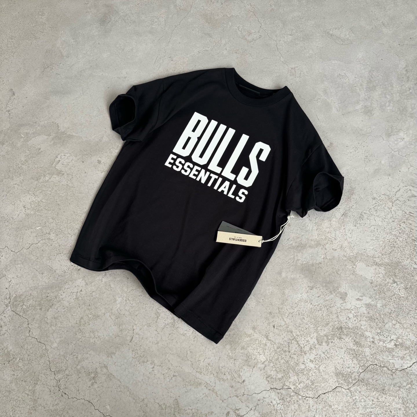 FOG-0641
原版开版 高版本 定制美丽绒高端烫画(区分市面滴胶丶硅胶) 保持原版一致 注意区分采用32支双纱不食毛纯棉面料 成本极高 区分市面所有食毛版本 光是定织这个面料价格就完全不是一个档次了! 廓形的版型让整件衣服的面料耗损非常 不管是微领口还是袖口全部按照原版开发 极致输出 面料版型无差别版本 新增耀石黑和深雾霾都是定织订染 原版对色! OVERSZIZE: S M L XL 颜色:深雾灰 陨石黑 款号:FOG-0643#P78